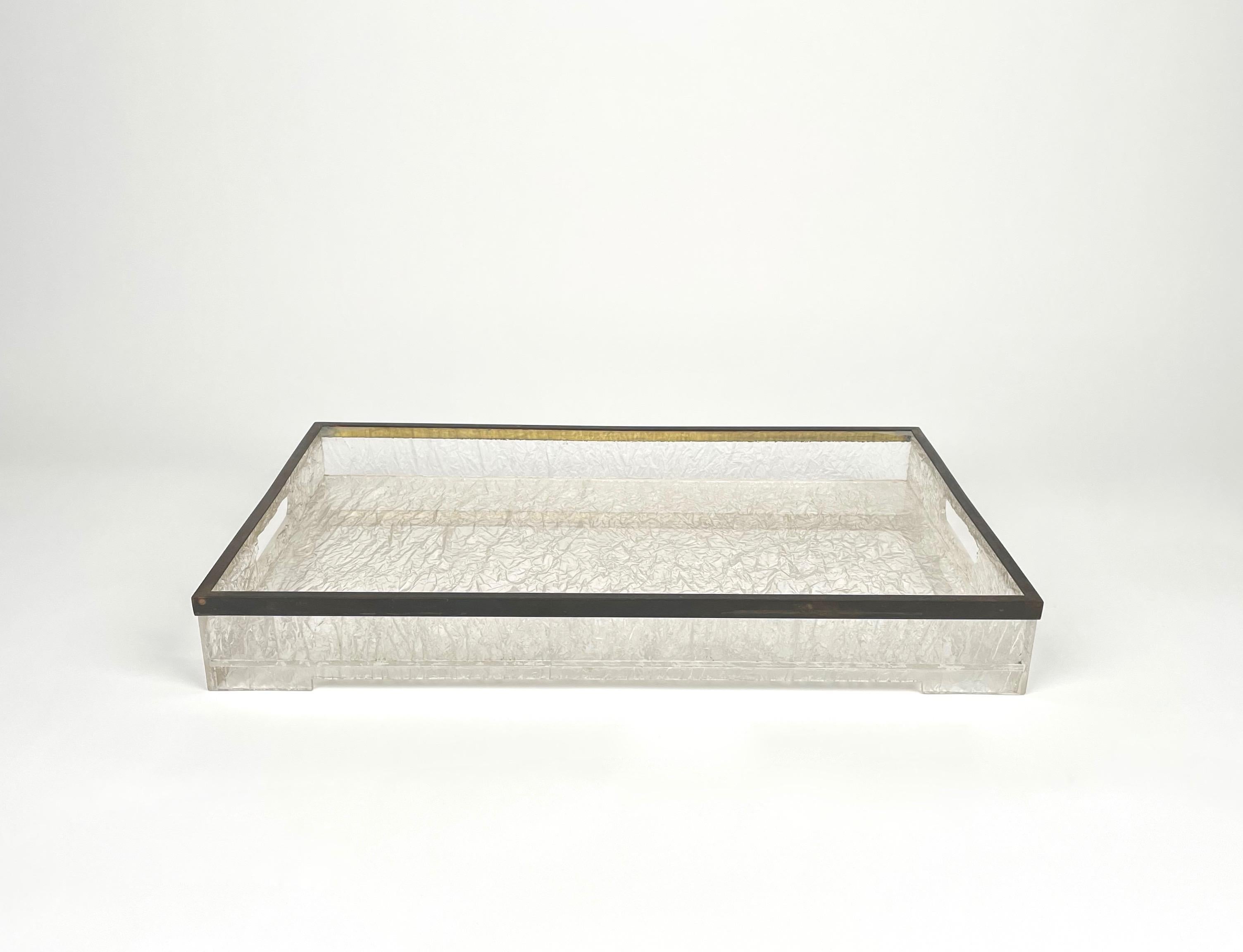 Willy Rizzo Style Serving Tray in Ice Effect Lucite and Brass, Italy, 1970s In Good Condition For Sale In Rome, IT
