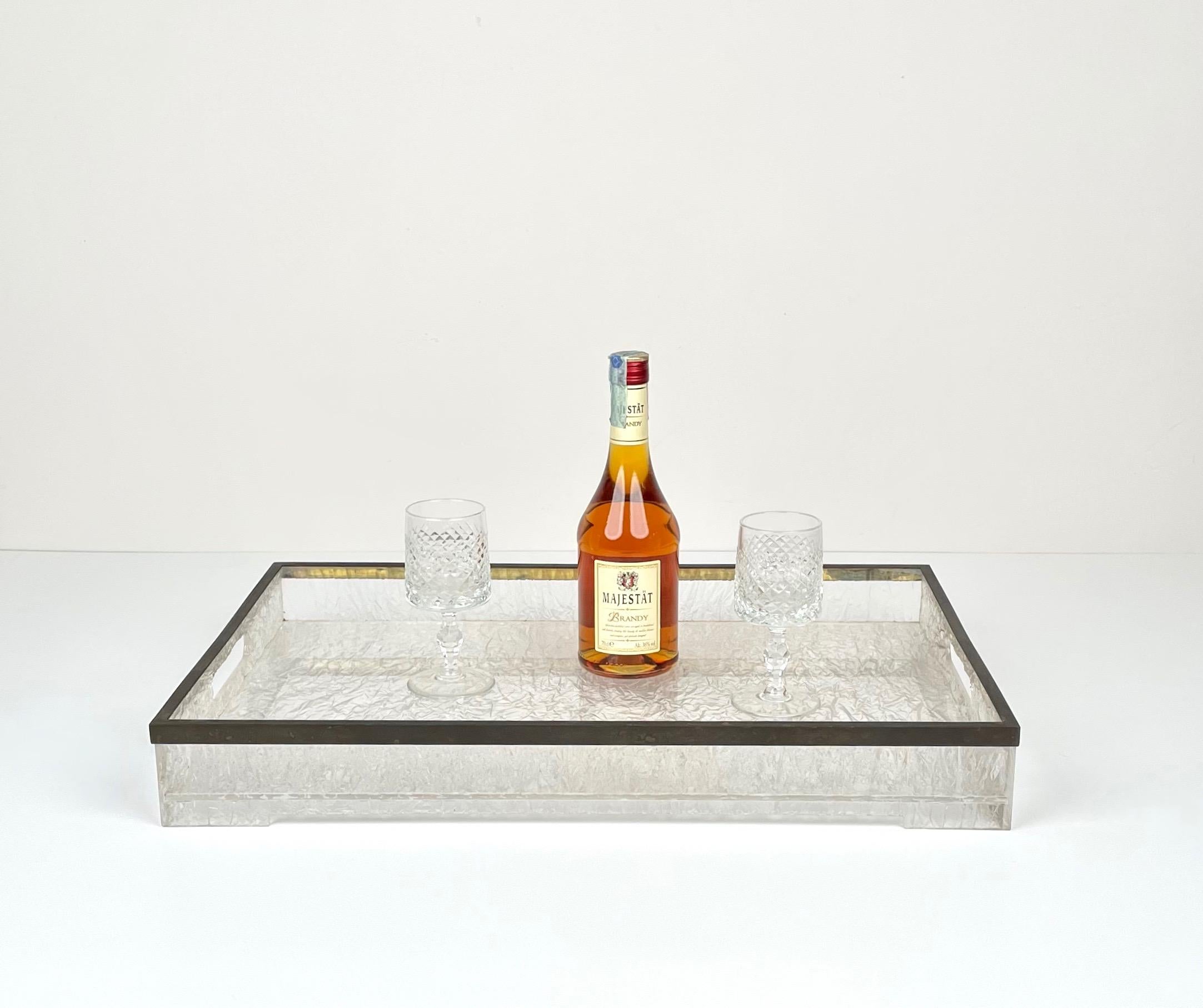 Willy Rizzo Style Serving Tray in Ice Effect Lucite and Brass, Italy, 1970s For Sale 1
