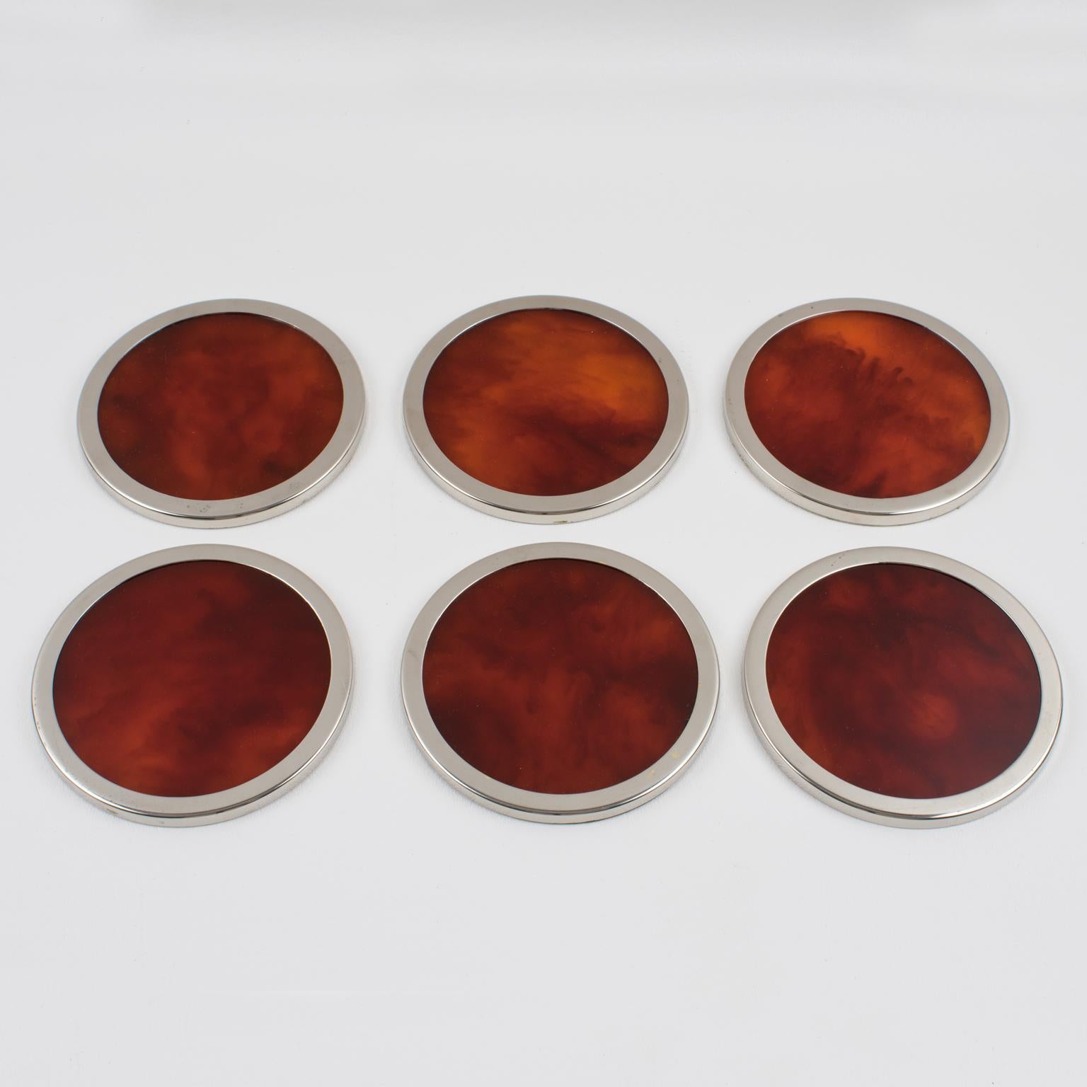 Lovely 1970s modernist barware set of six coasters, design attributed to Willy Rizzo. Rounded shape with tortoiseshell translucent Lucite and chromed metal framing.
Measurements: 3.94 in. diameter (10 cm) x 0.19 in. high (0.5 cm).