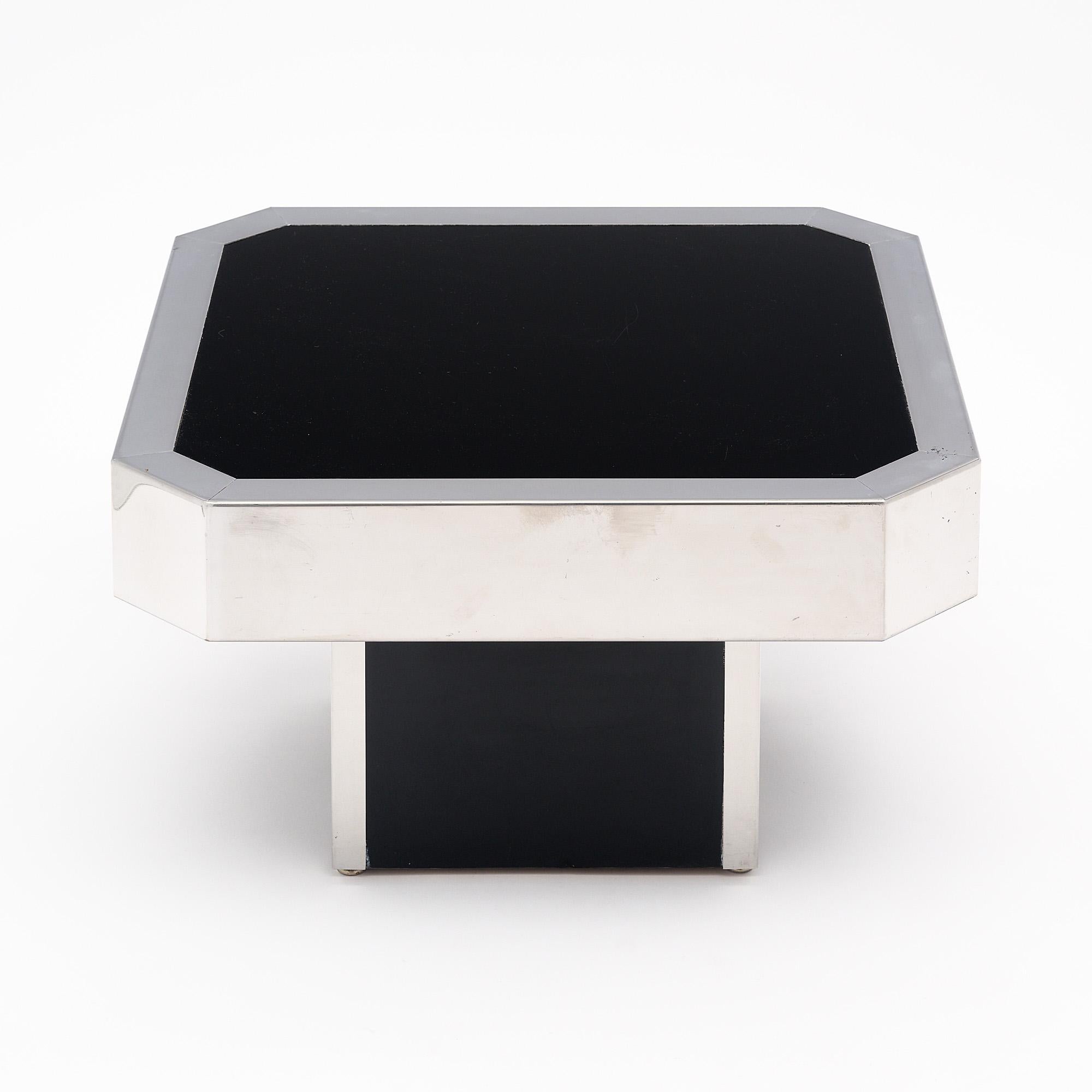 Beistelltisch im Stil des bekannten Designers und Künstlers Willy Rizzo. Dieses Stück stammt aus Italien und weist die ikonische Form eines Quadrats mit abgeschnittenen Ecken auf. Er hat eine schwarze Glasplatte, die komplett mit Chrom verziert ist.
