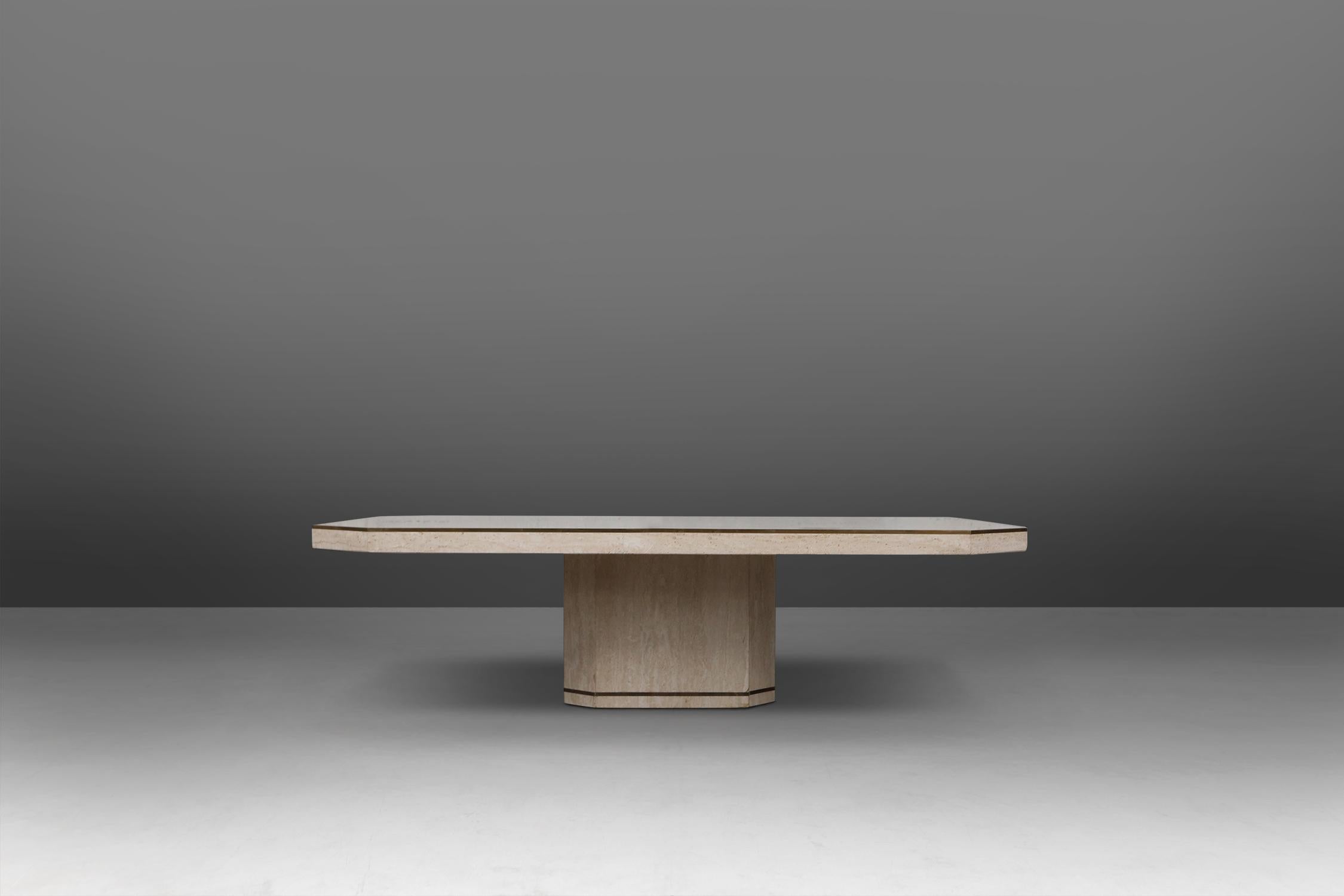Table basse en travertin conçue par le designer italien Willy Rizzo Ca.1970.
A un look épuré avec de beaux détails en laiton dans le plateau de la table et la basse.