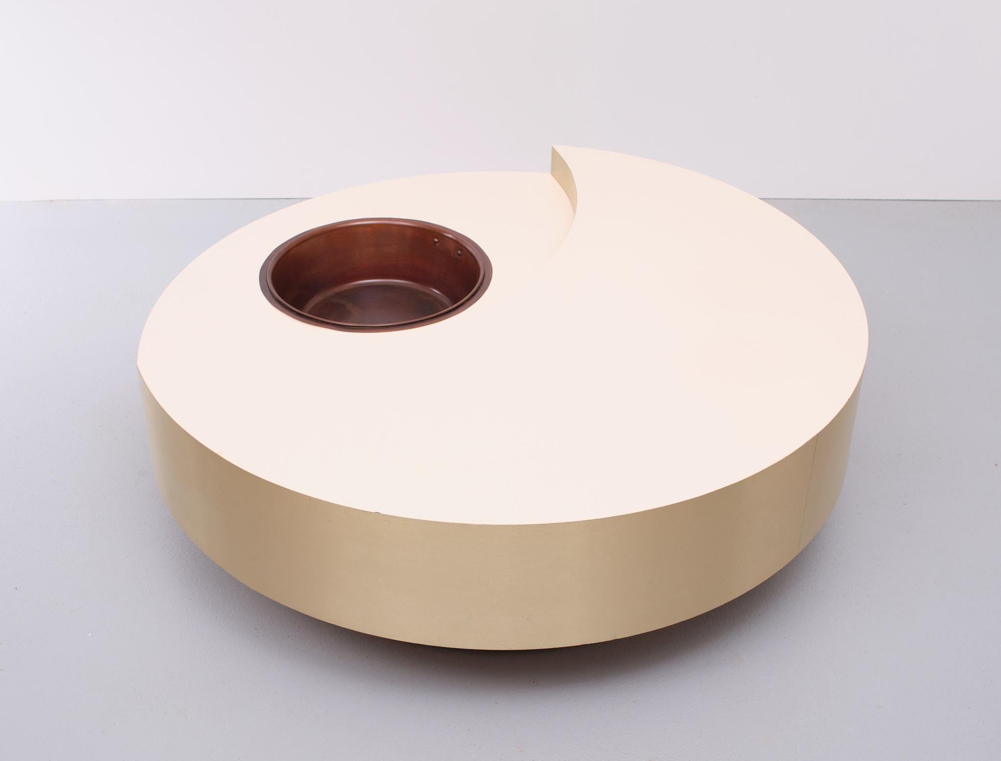 A stunning circular revolving table by designer and artist Willy Rizzo. This table is made in an attractive cream-white and ‘glamorous’ brass accent combination. Very desirable and luxury piece of furniture; Rizzo regretted the upcoming flow of mass