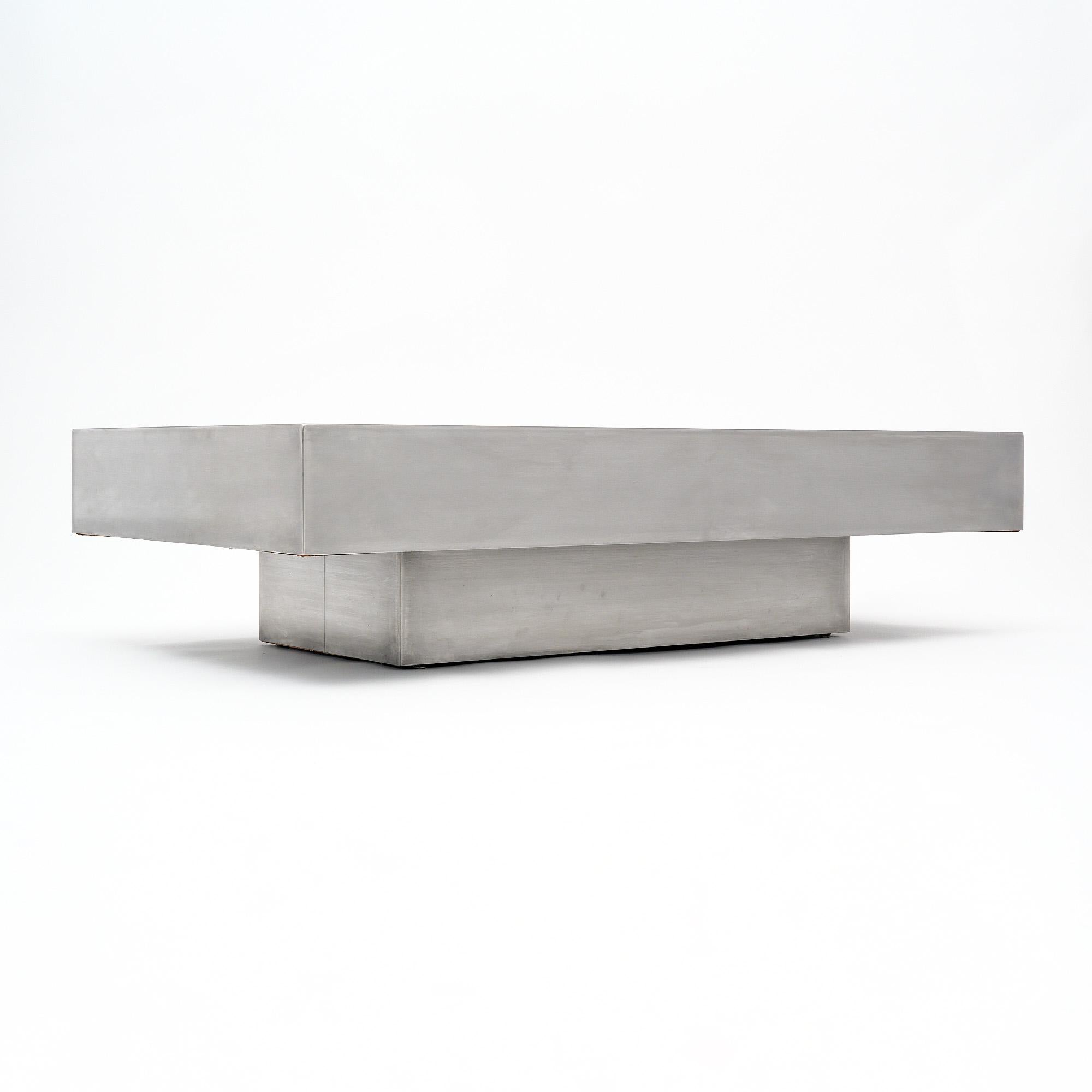 Table basse italienne du milieu du siècle, attribuée au célèbre designer et photographe Willy Rizzo. Cette pièce a un corps rectangulaire chromé et un plateau en plexiglas brun. La pièce est dotée d'une lumière intérieure qui ajoute de la dimension