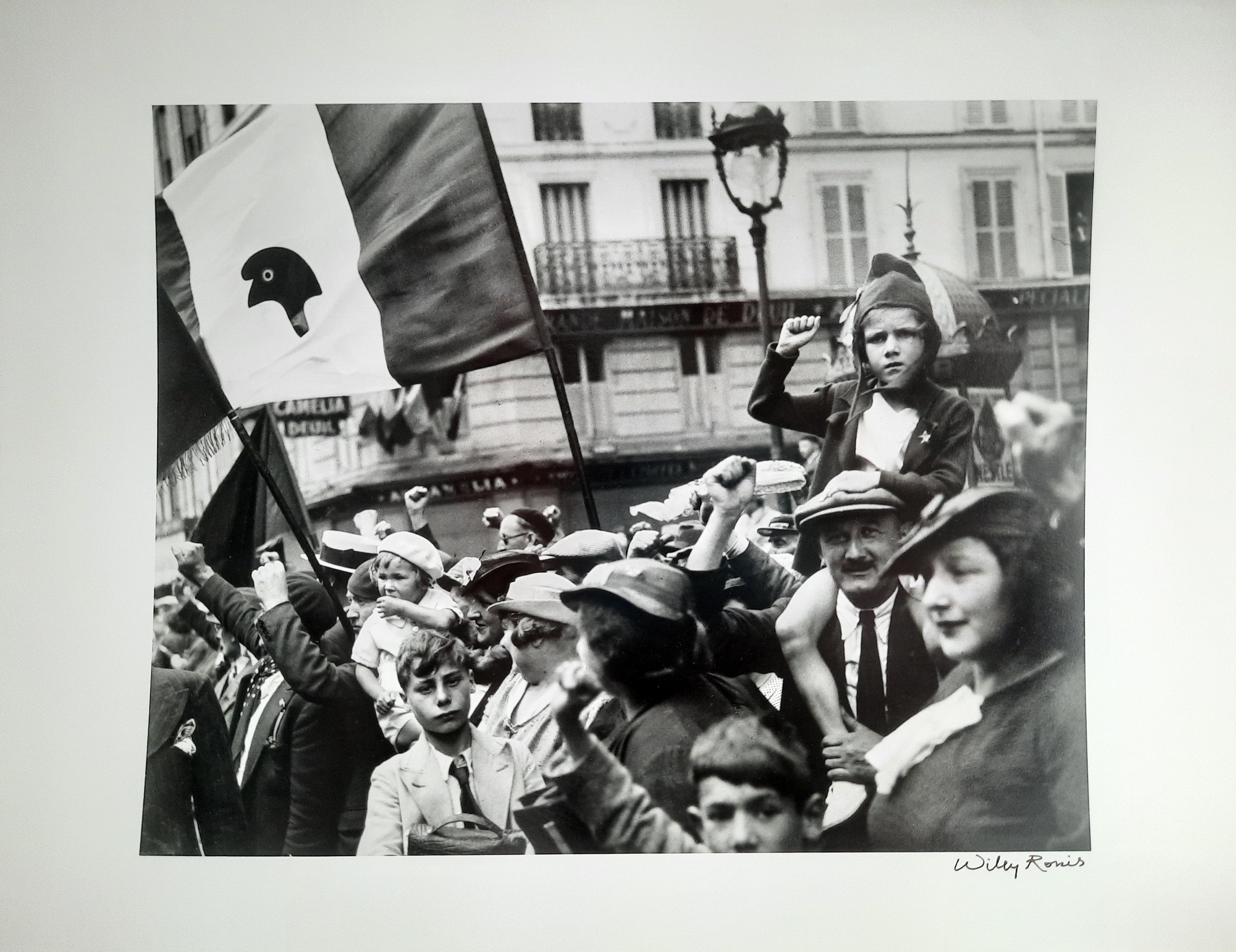 14 juillet 1936 Paris Willy Ronis Humanist black and white photography For Sale 1