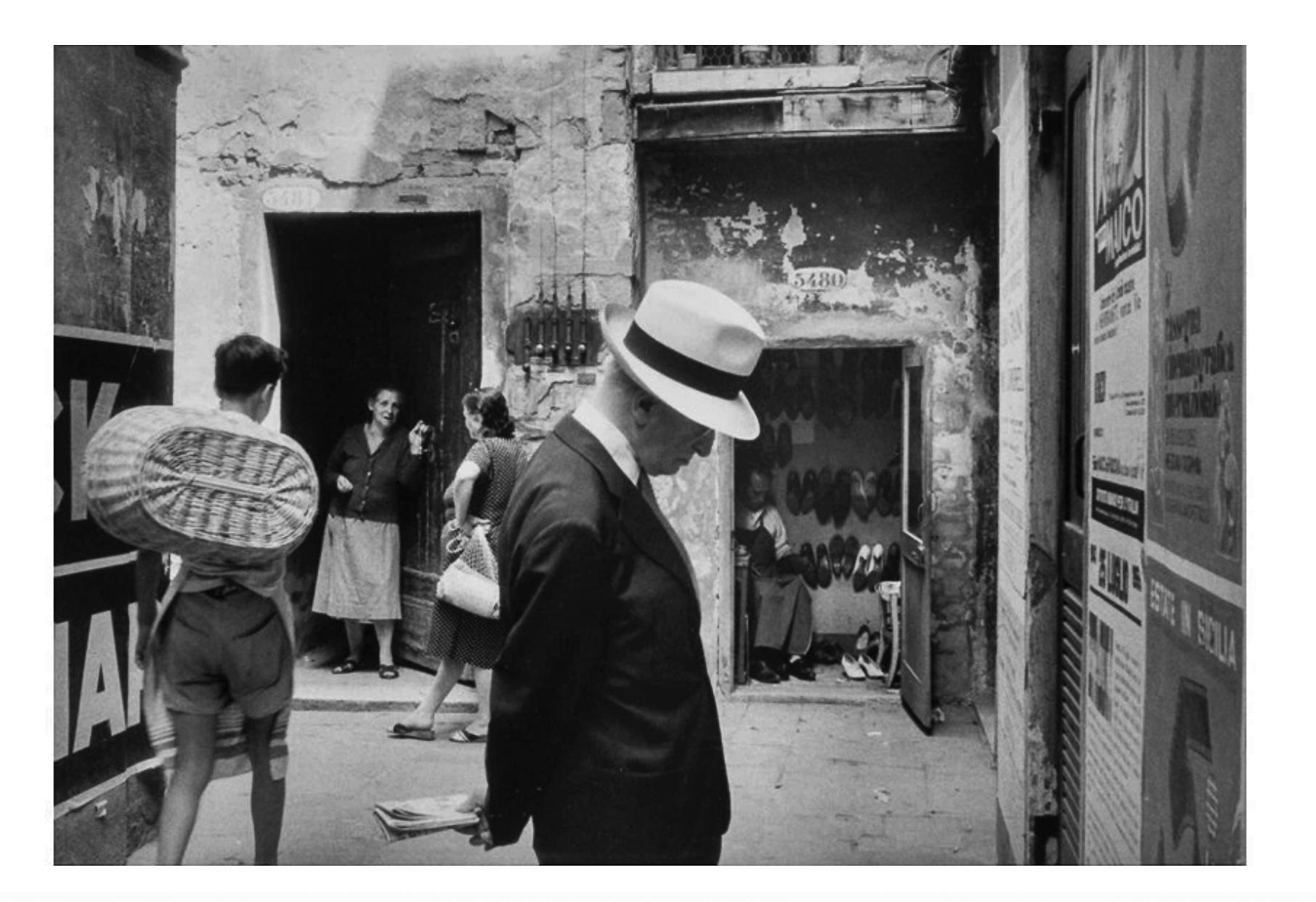 Calle Bissa, Photographie française en noir et blanc de Venise - Noir Portrait Photograph par Willy Ronis