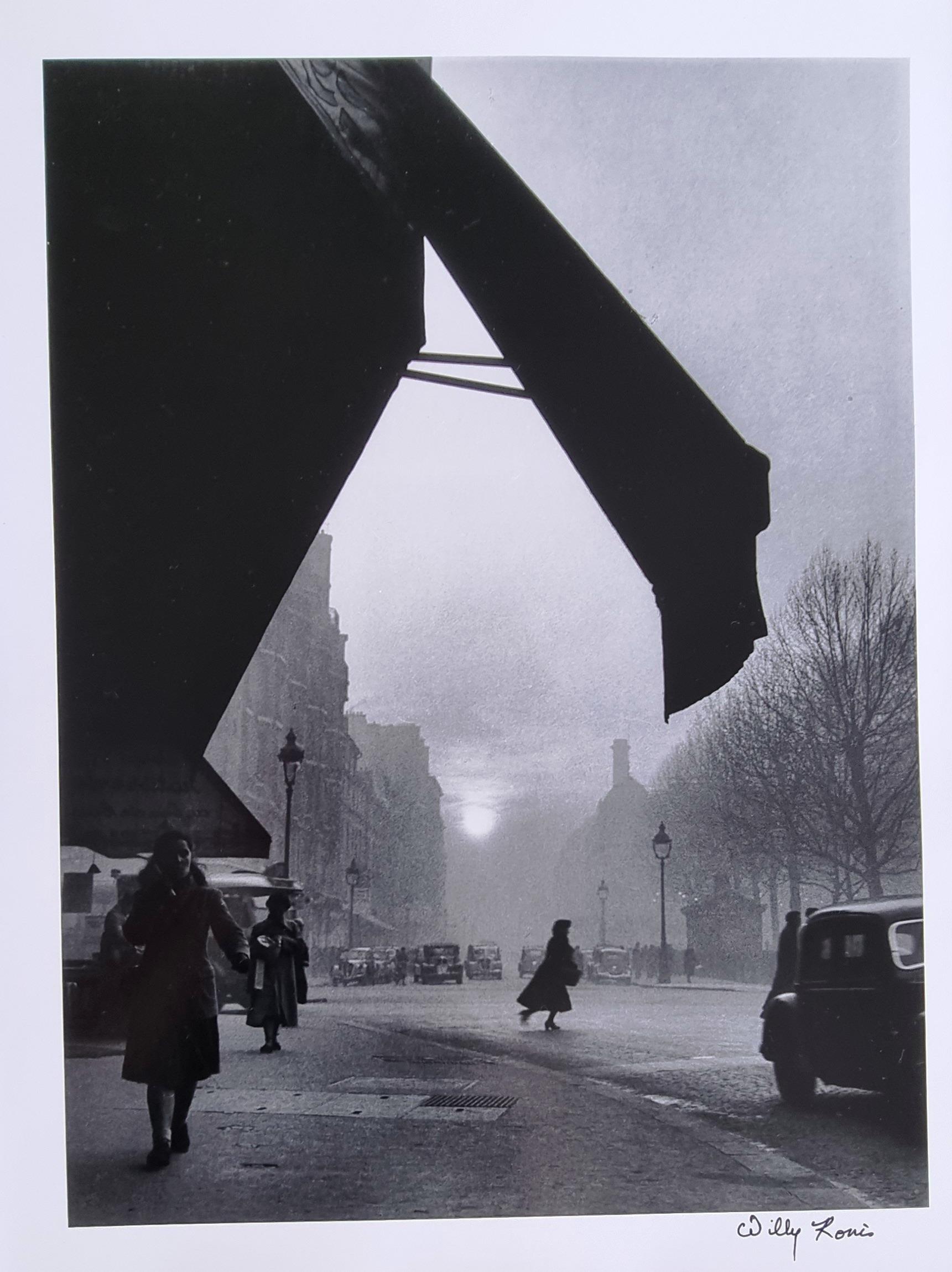 Carrefour Sèvres-Babylone Willy Ronis Twentieth Century Humanist photography art For Sale 4