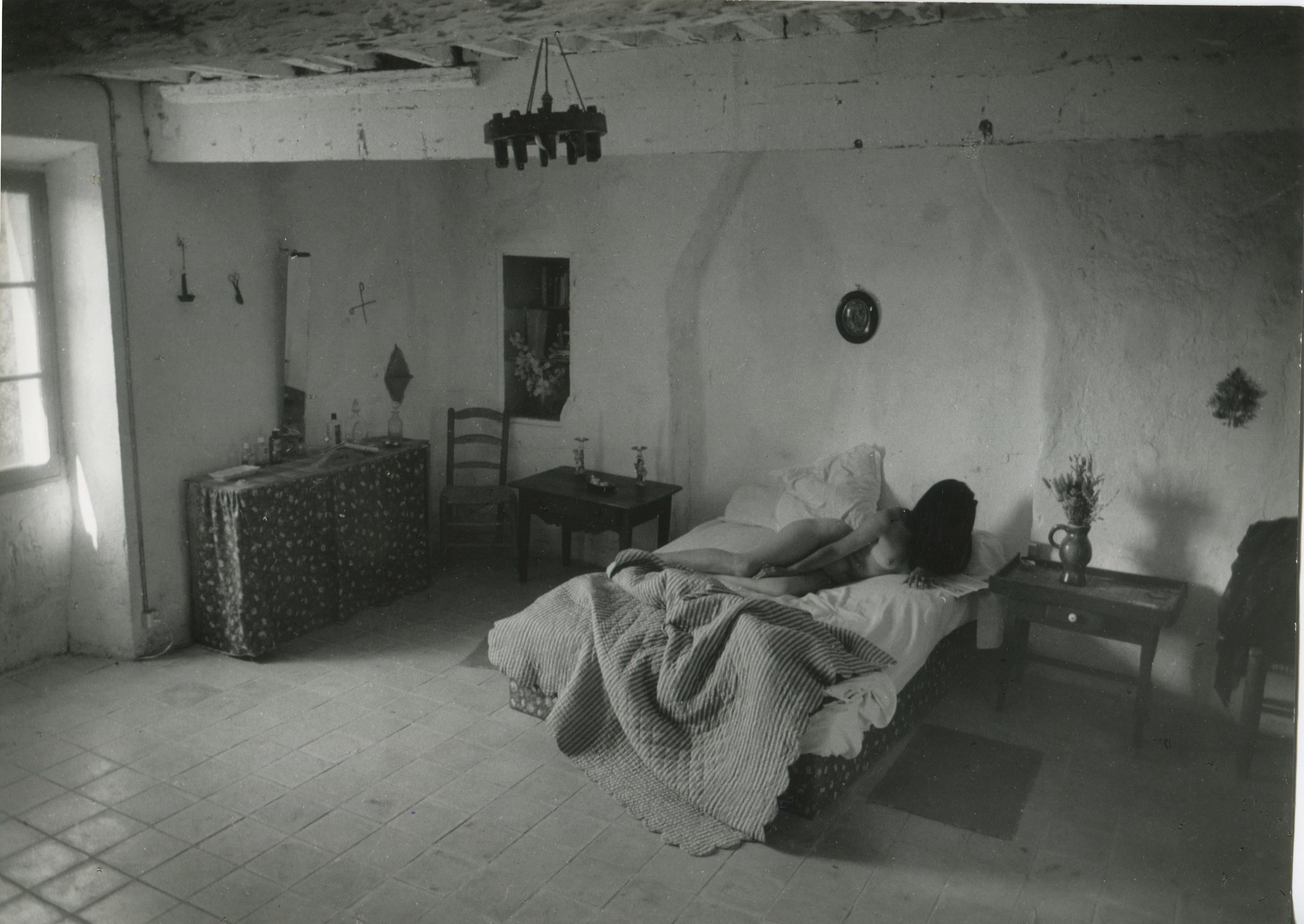 Willy Ronis Nude Photograph – Weiblicher Akt im Bett, Gordes