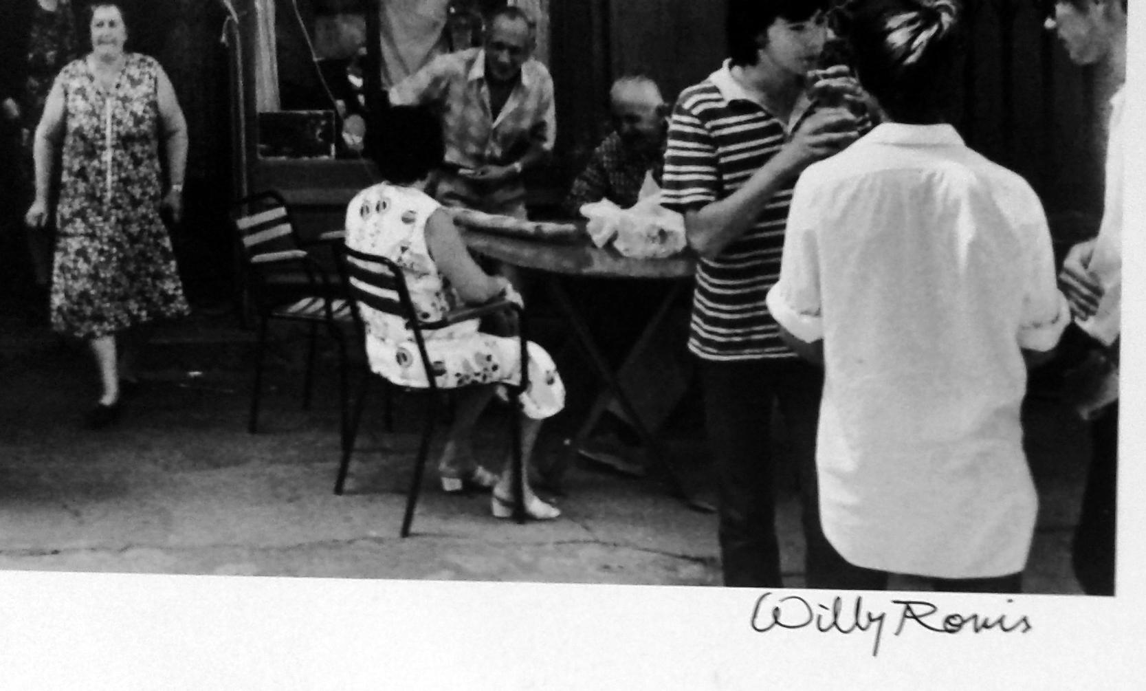 Le Café de France, Zeitgenössische französische Straßenfotografie in Schwarz-Weiß, 1970er Jahre – Photograph von Willy Ronis