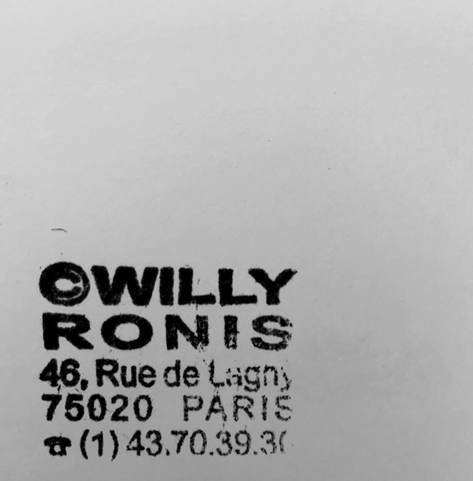 Le Café de France à L'Isle-sur-la-Sorgue, 1979 von Willy Ronis ist ein Gelatinesilberdruck mit den Maßen 11,8