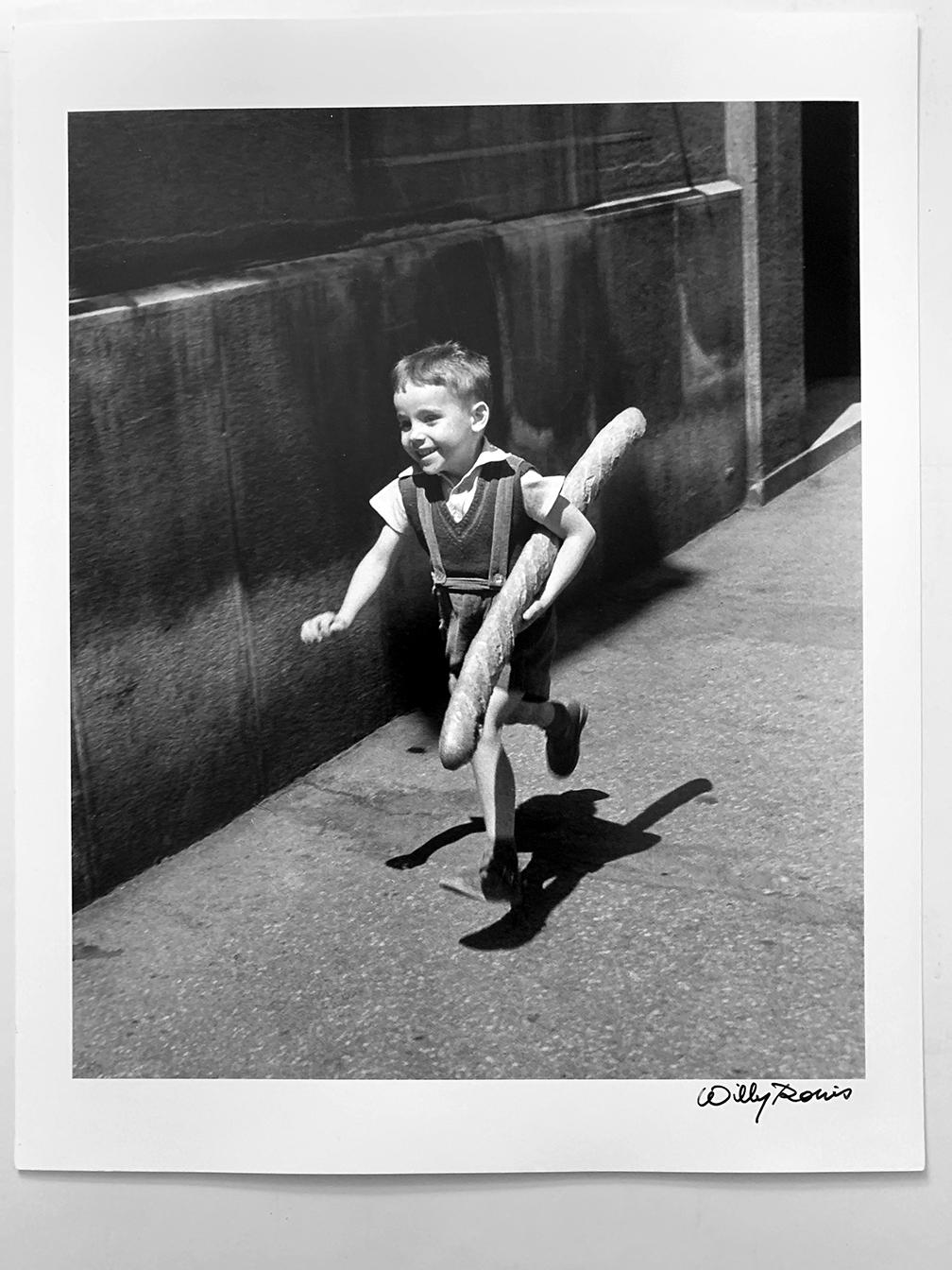 Le Petit Parisien, Paris, France, Photographie française contemporaine iconique - Noir Black and White Photograph par Willy Ronis