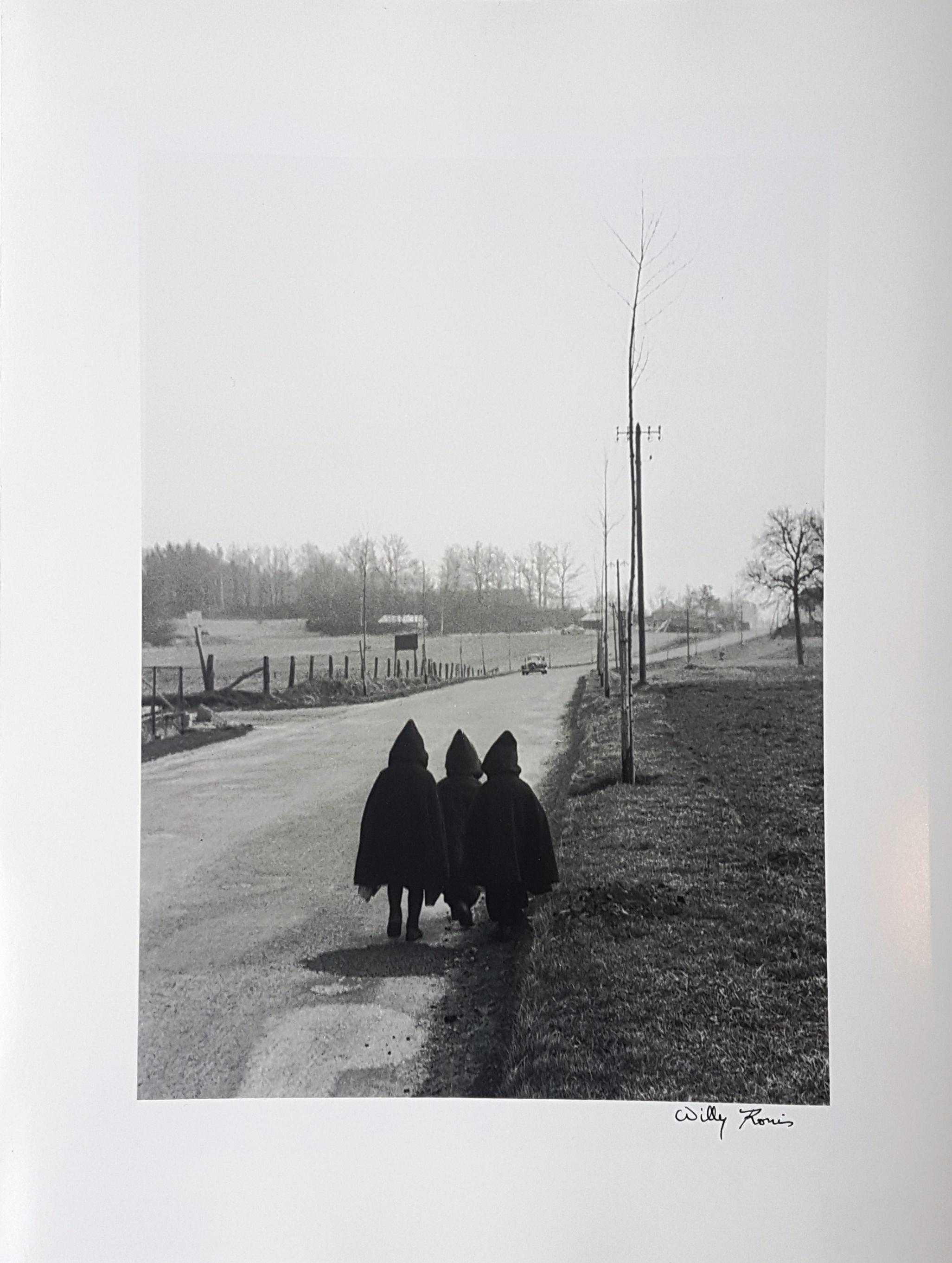 Eines der berühmten Mitglieder der humanistischen Fotografie in Frankreich.
Signiert unten rechts.
Stempel des Ateliers des Künstlers auf der Rückseite.