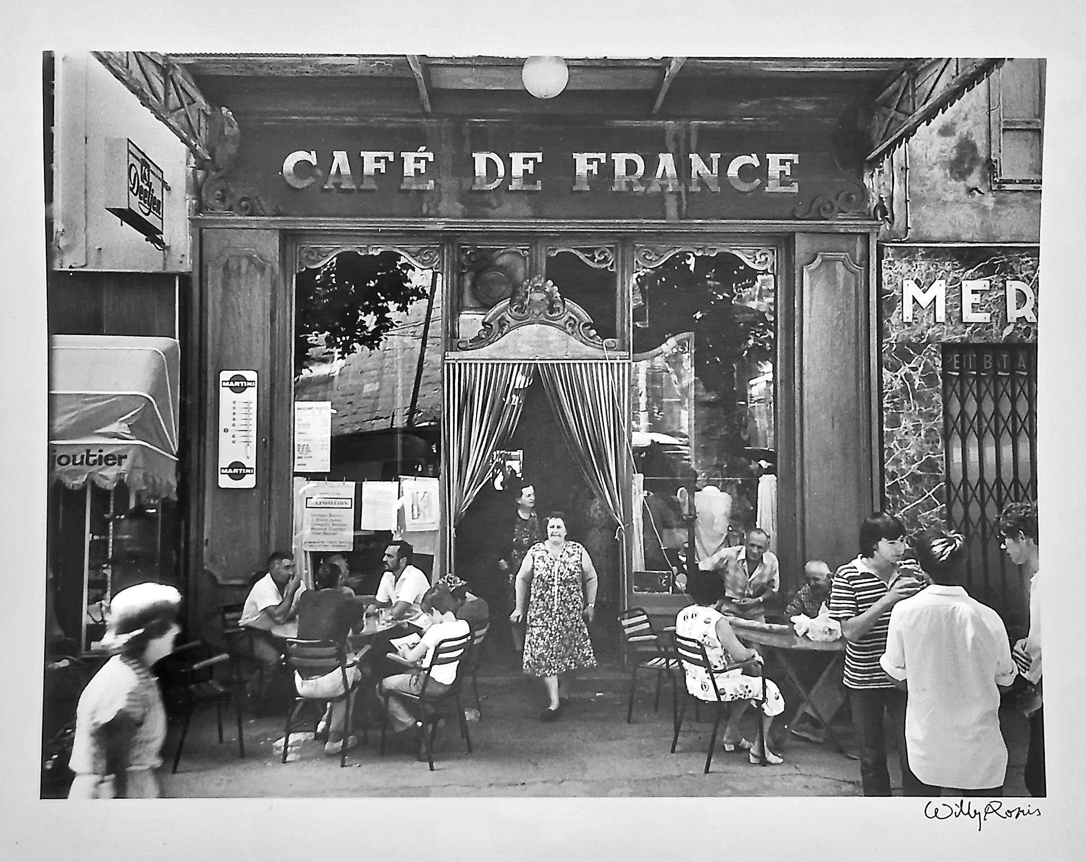 Provence, Le Café de France, Photographie française iconique en noir et blanc des années 1970 - Noir Black and White Photograph par Willy Ronis