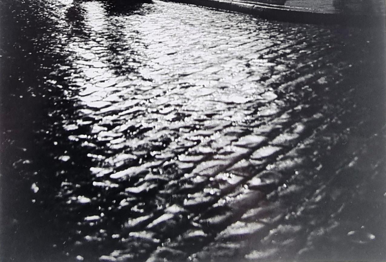 Rue Muller Willy Ronis Twentieth Century Humanistische Fotografie Paris schwarz weiß im Angebot 5