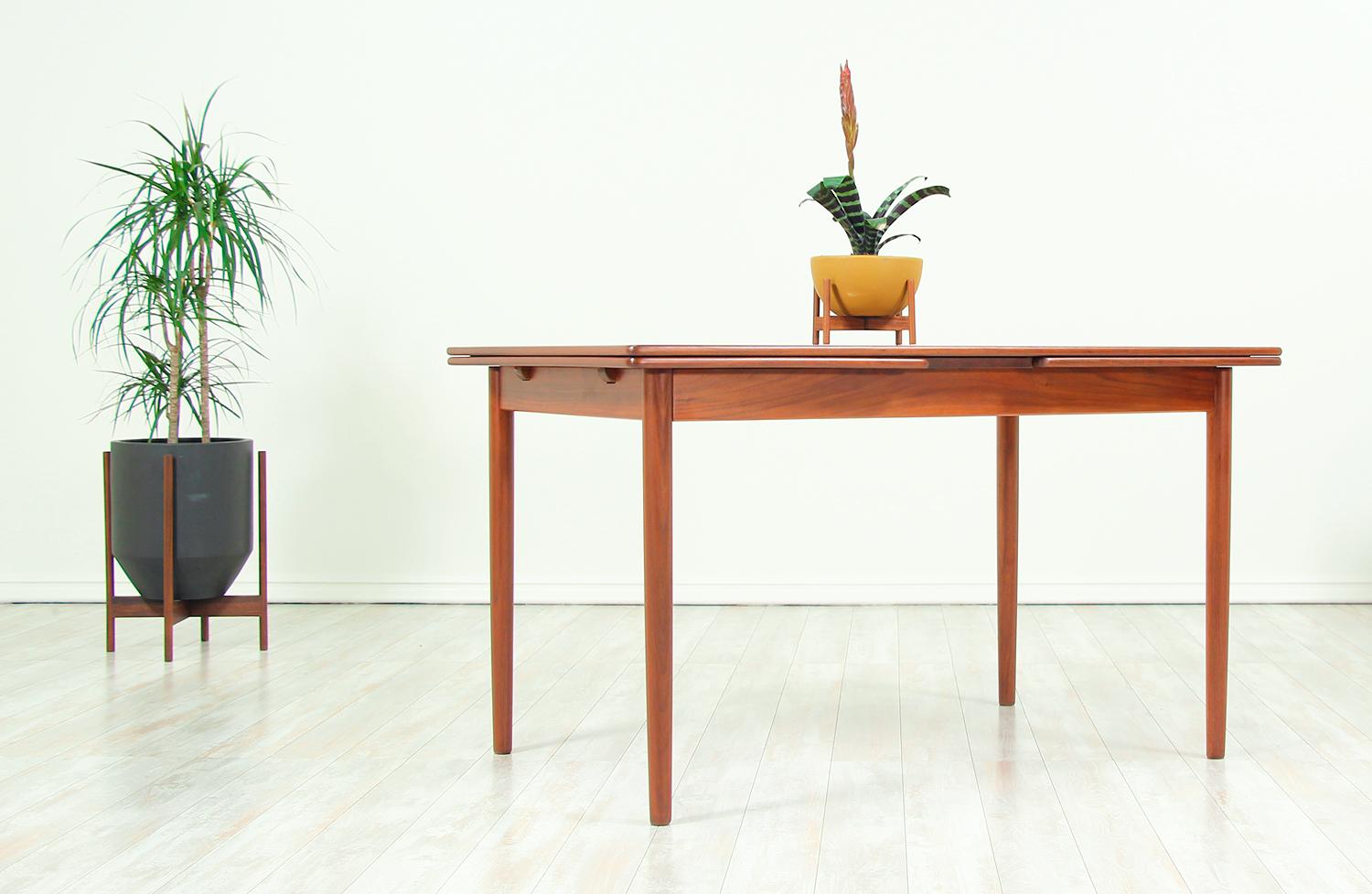 Willy Sigh Draw-Leaf Dining Table for H. Sigh & Søn Møbelfabrik In Excellent Condition In Los Angeles, CA