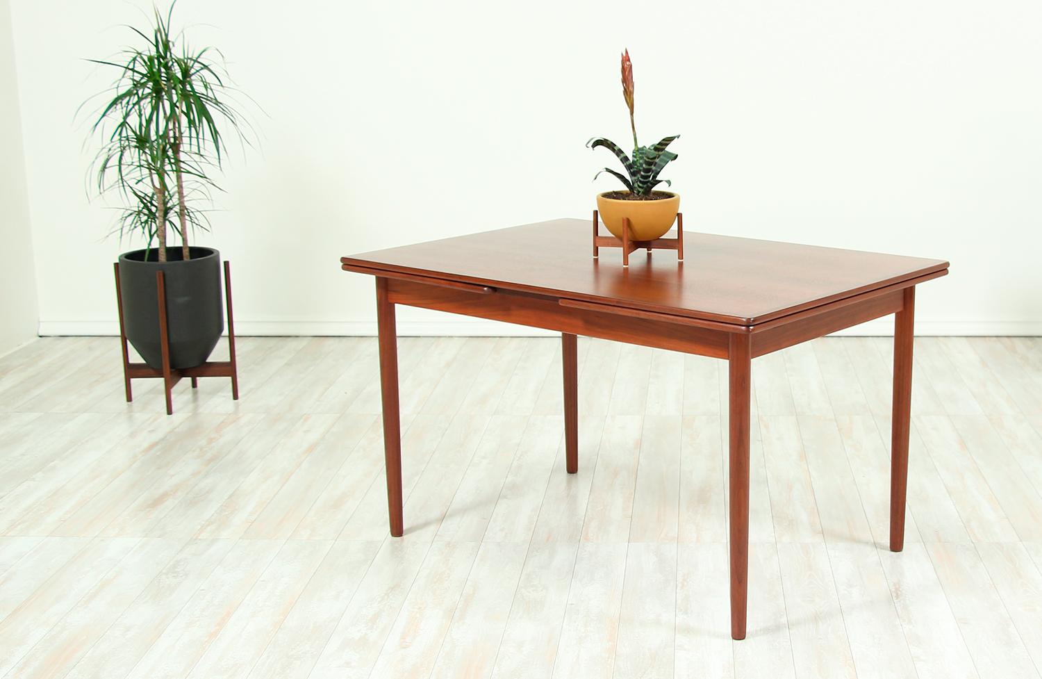 Mid-20th Century Willy Sigh Draw-Leaf Dining Table for H. Sigh & Søn Møbelfabrik