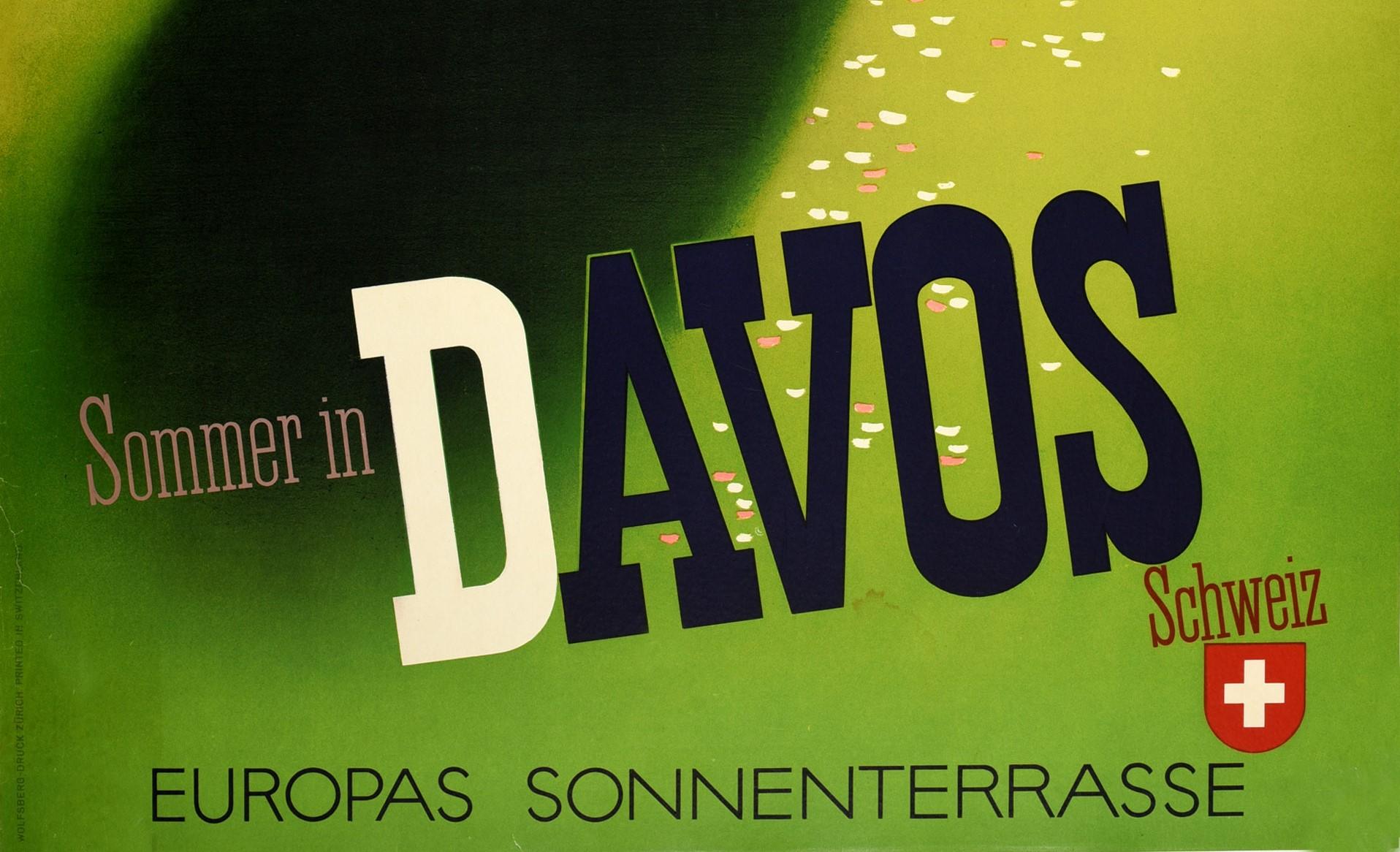 Original Reise-Werbeplakat für Sommer in Davos - Europas Sonnenterrasse - Schweiz / Sommer in Davos Europas Sonnenterrasse Schweiz. Helles und farbenfrohes Bild eines traditionellen Chalets in gelbem Sonnenlicht mit Blumen auf dem grünen Gras und