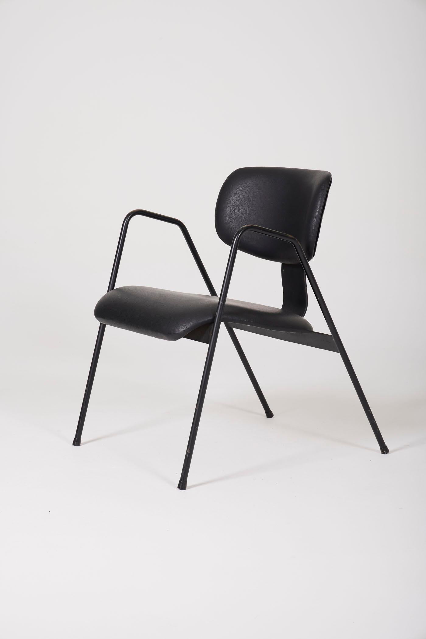 Sessel Modell F1 des belgischen Designers Willy Van Der Meeren für Tubax, 1950er Jahre. Der Sitz und die Rückenlehne sind aus schwarzem Kunstleder. Das Gestell ist aus schwarz lackiertem Metall. 2 Stühle verfügbar. In perfektem Zustand.
DV441