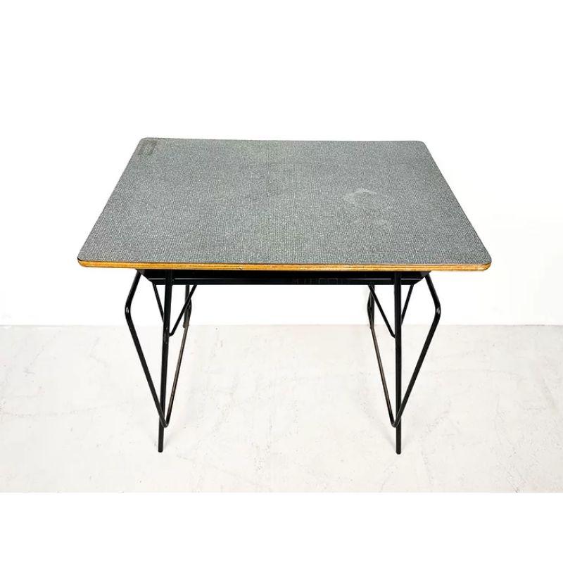 Schreibtisch von Willy Van Der Meeren mit Holzkante und Formica-Platte im Zustand „Gut“ im Angebot in Nijlen, VAN