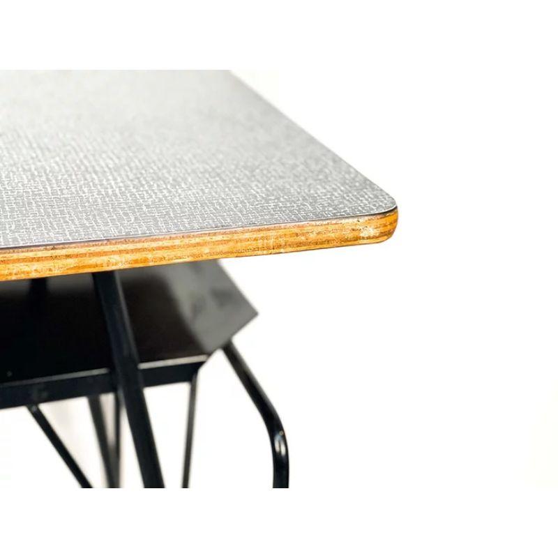 Schreibtisch von Willy Van Der Meeren mit Holzkante und Formica-Platte (20. Jahrhundert) im Angebot