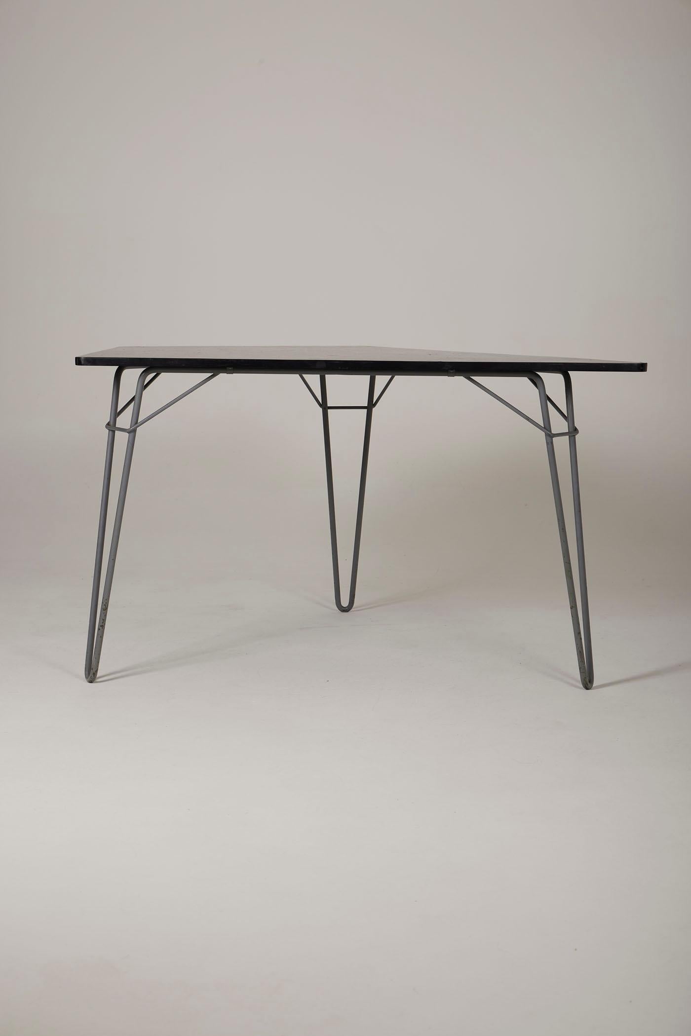 Dining table T1, Tangram model, designed by Willy Van der Meeren for Tubax, from the 1950s. This table features a black-stained wooden tabletop and a black lacquered metal base. In very good condition.
DV382