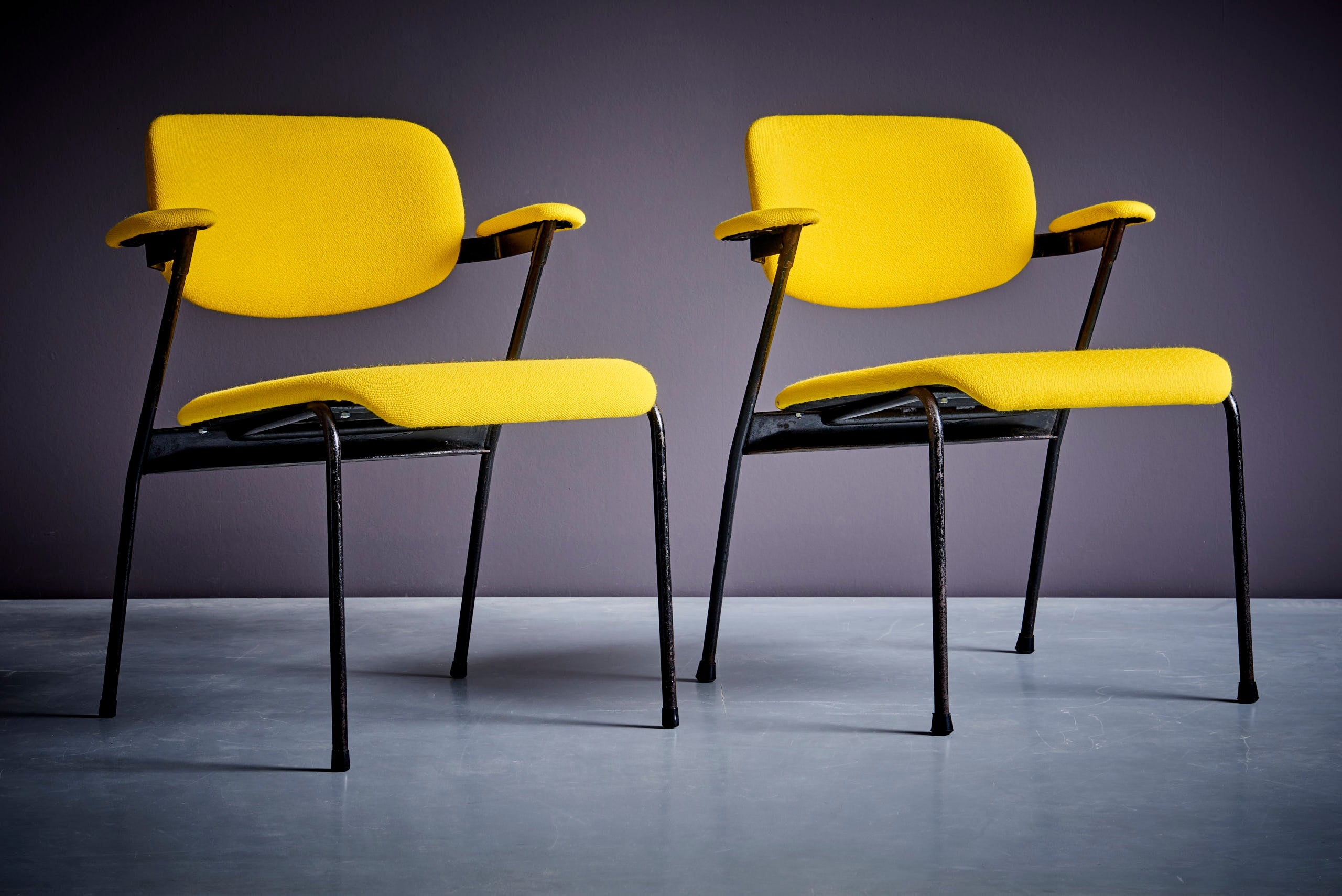 Paire de chaises longues Willy van der Meeren pour Tubax, nouvellement tapissées, en jaune. 