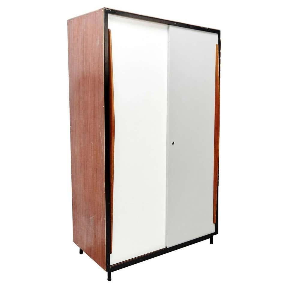 Cabinet conçu par Willy Van Der Meeren et réalisé vers 1950 pour Tubex.

En bon état d'origine, conservant une belle patine, avec de légères usures dues à l'âge et à l'utilisation.

Dans le style de Jean Prouvé.

Willy Van Der Meeren Né en Belgique