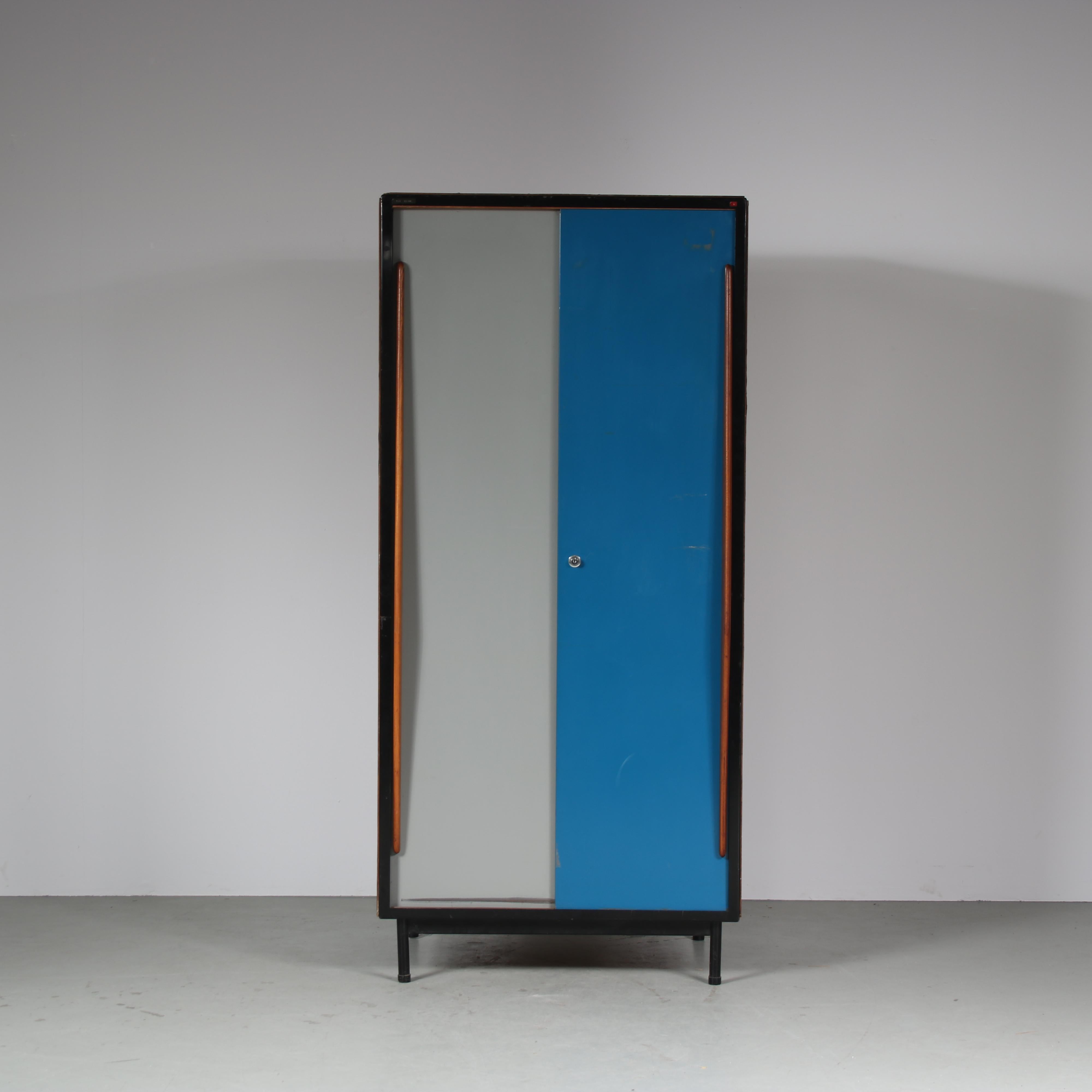 Une armoire fantastique conçue par Willy Van Der Meeren, fabriquée par Tubax en Belgique en 1952.

Cette pièce rare et attrayante est fabriquée en bois de belle qualité sur une structure métallique noire. Les grandes portes coulissantes en métal
