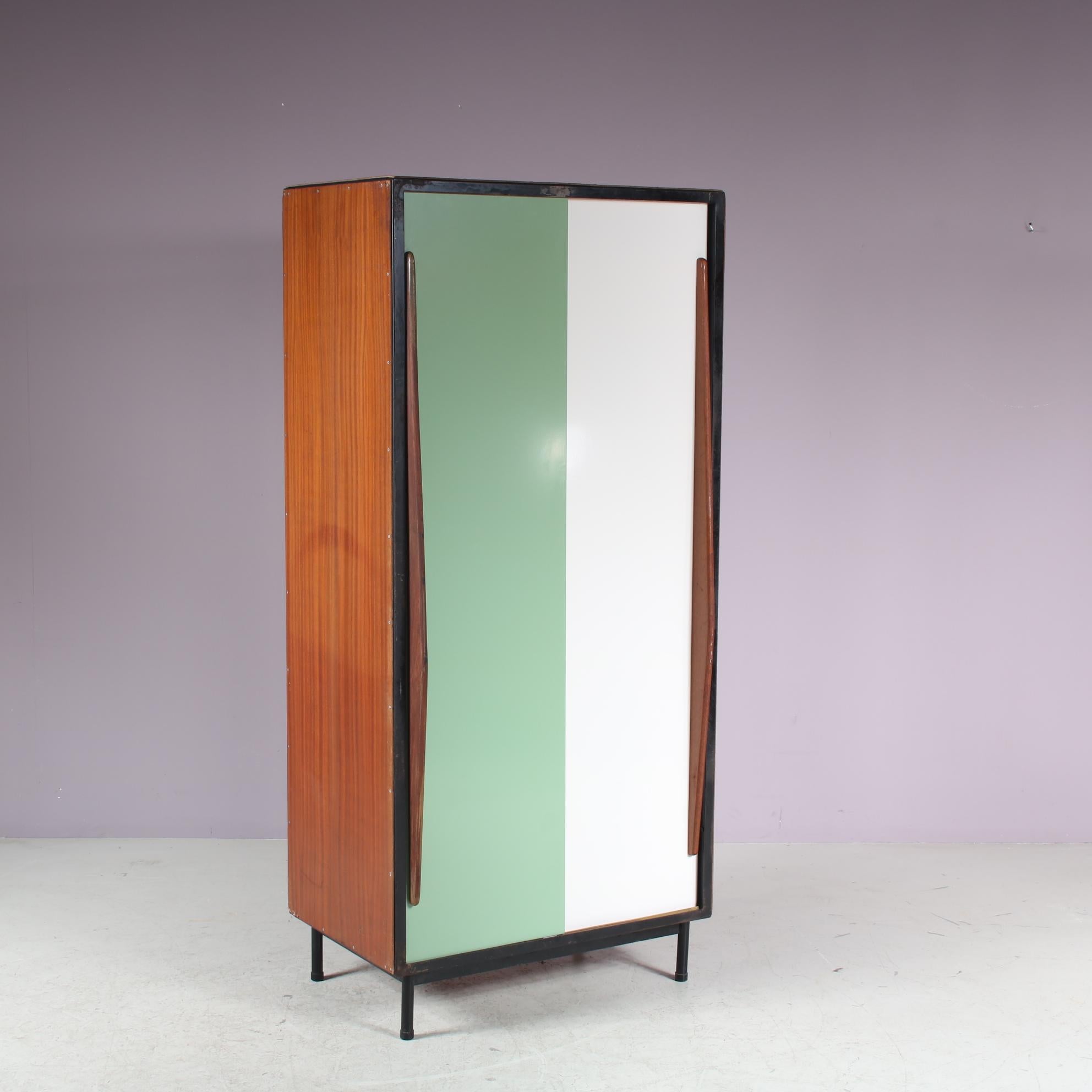 Une armoire fantastique conçue par Willy Van Der Meeren, fabriquée par Tubax en Belgique en 1952.

Cette pièce rare et attrayante est fabriquée en bois de belle qualité sur une structure métallique noire. Les grandes portes coulissantes en métal