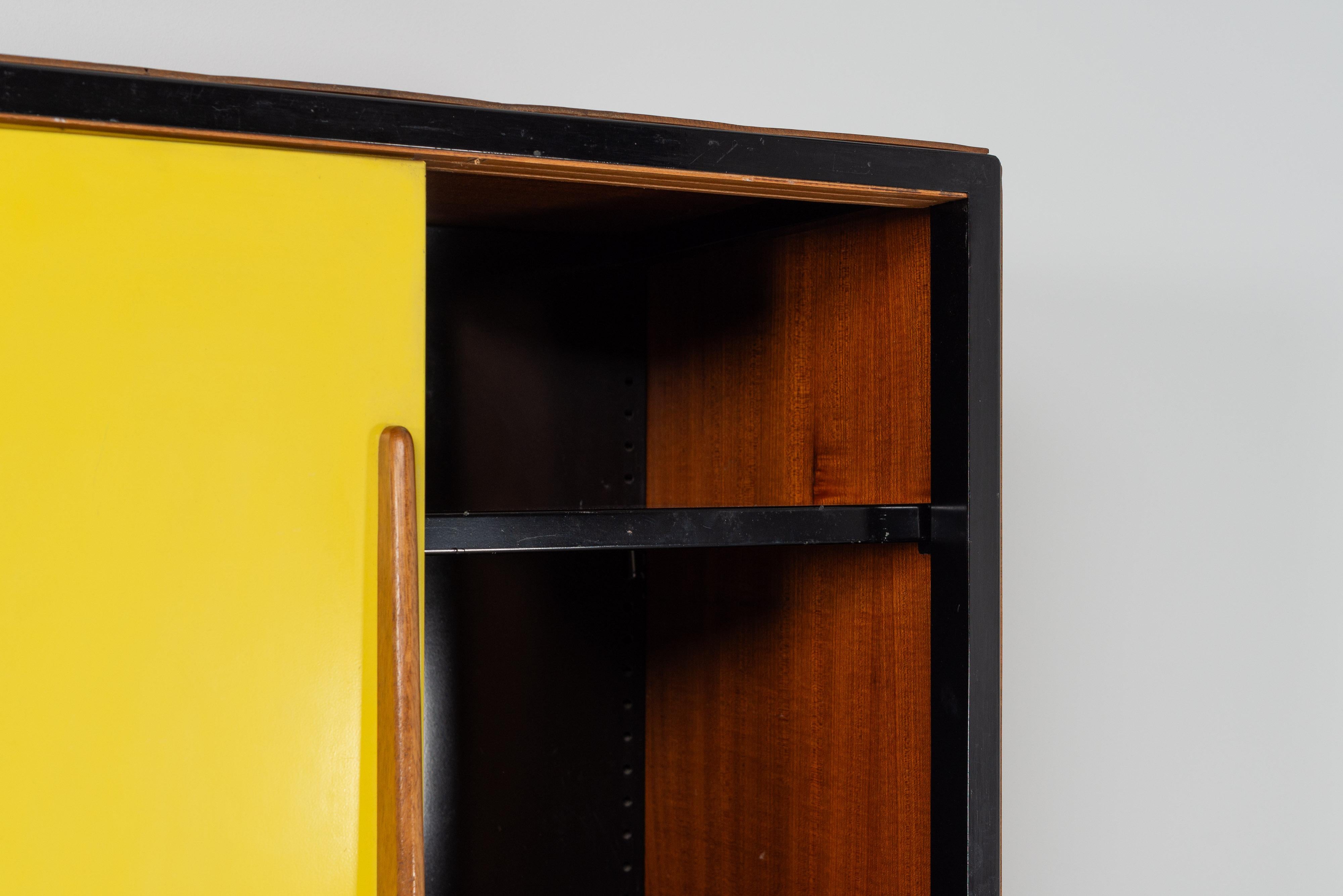 Armoire Willy van der Meeren Tubax Belgique 1952 jaune en vente 6