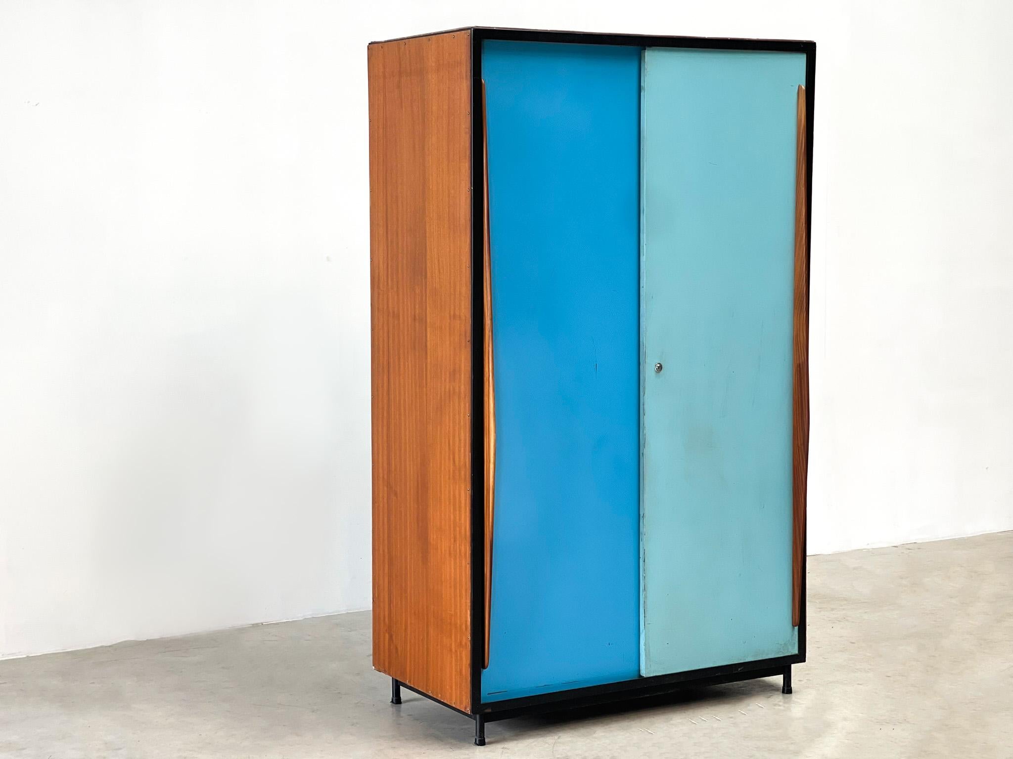 Rare piece by one of Belgium's well-known designers. This top cabinet is by Willy Van Der Meeren. Willy designed this in the 50s for the Belgian manufacturer Tubax. These wardrobes were often produced for schools and factories. 

 

The cabinet in