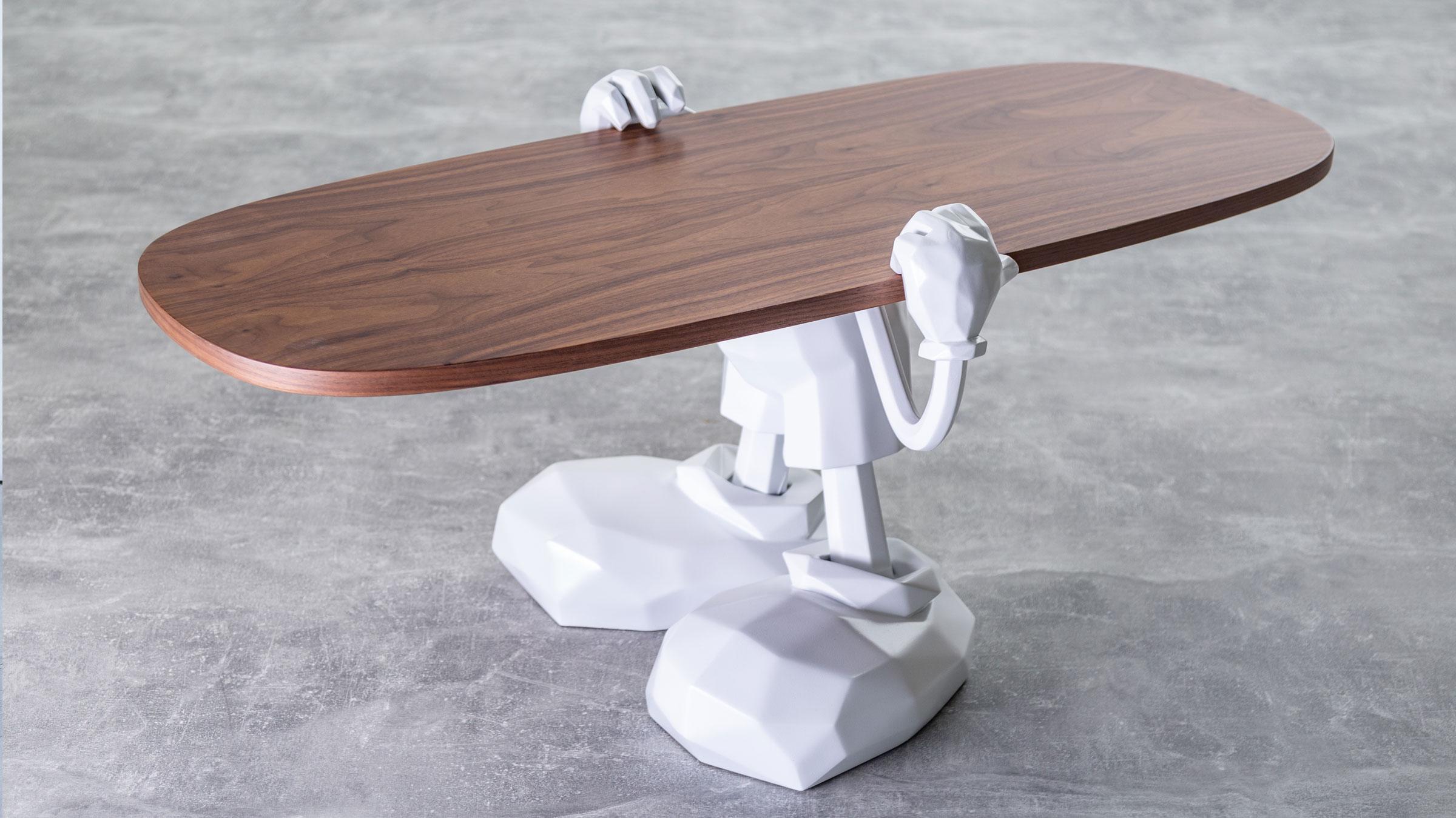 Table Willy en noyer

Willy Walnut est la dernière table basse de Mousarris, inspirée par l'âge d'or des dessins animés. Les bras et les pieds dorés de Willy maintiennent une surface en chêne en hauteur avec une grande stabilité, capable de