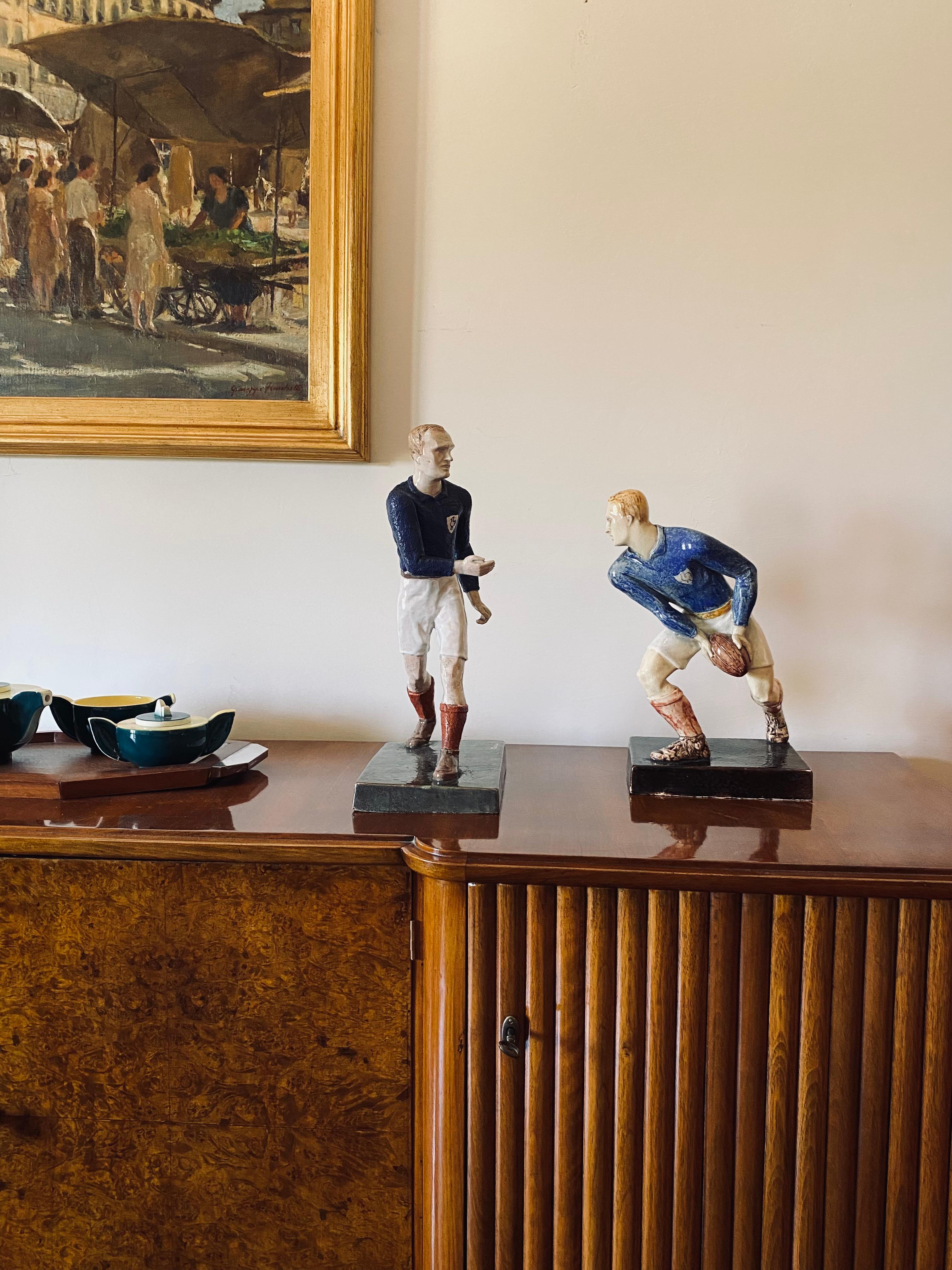 Art Decó Pareja de esculturas 'les joueurs de rugby'

Willy Wuilleumier (1898-1983)

Ejecutado por la G.A.M. Francia, hacia 1940

Equipo de Francia.

Firmado en la base.

Cerámica esmaltada pintada a mano.

H 43cm x 23,5 x 15,5 cm

H