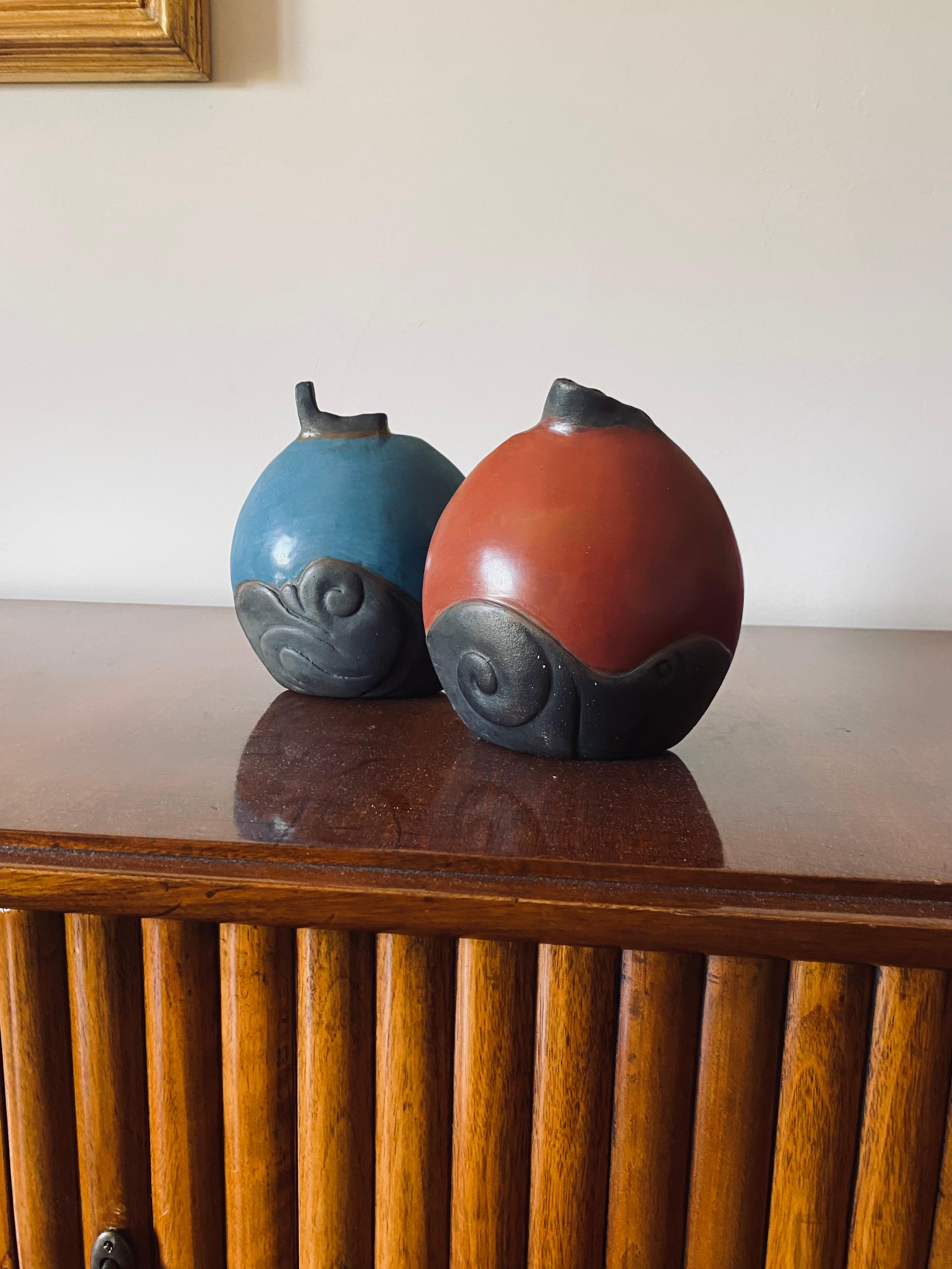 Set of 2 earthenware vase

Wilmer W Ramirez, South america 1990s

H 17,5 cm - 16 cm diam.

Signed under the base

Conditions: excellent consistent with age and use.