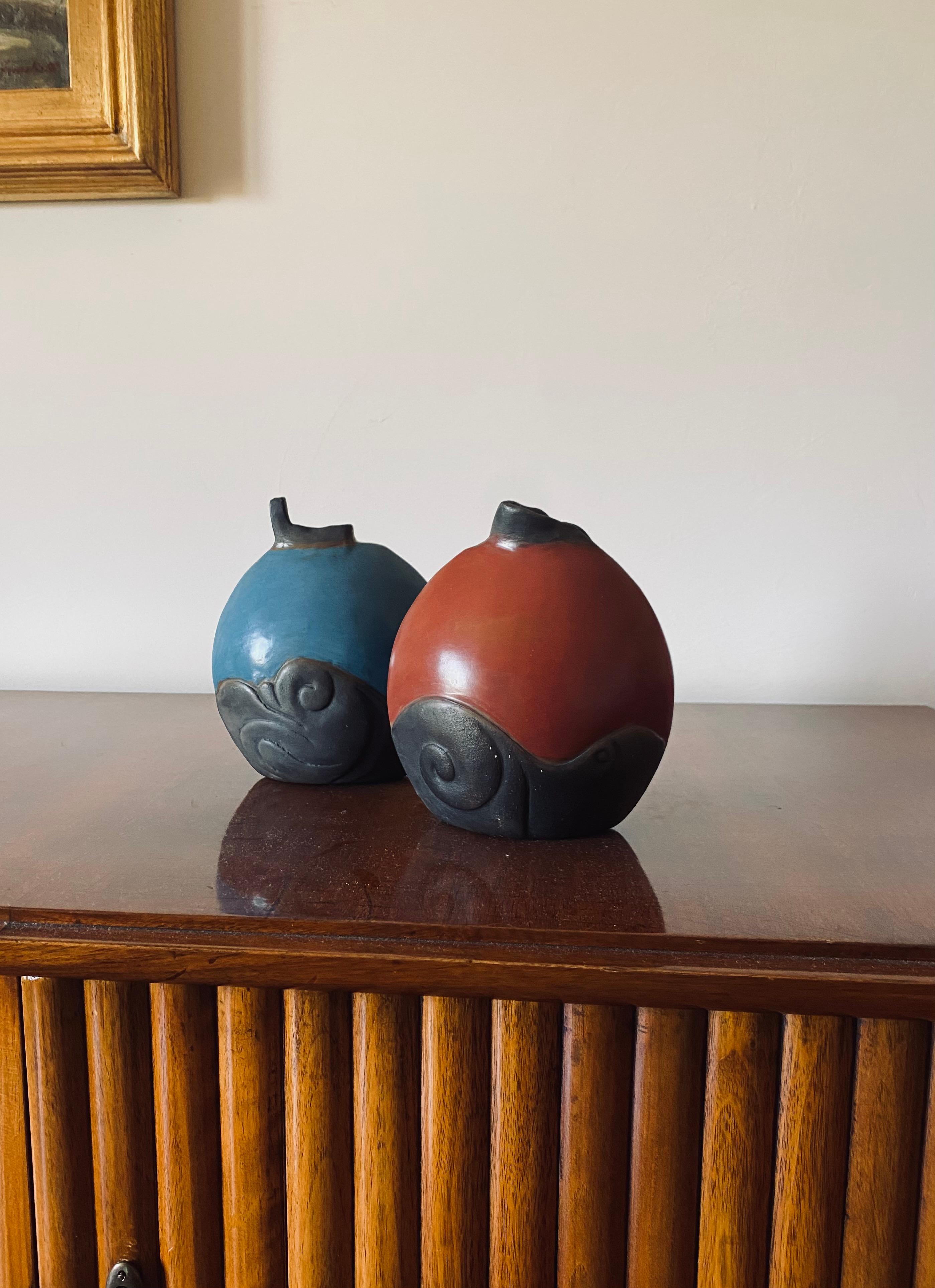 American Craftsman Wilmer W Ramirez, Set of 2 earthenware vase, South america 1990s in vendita
