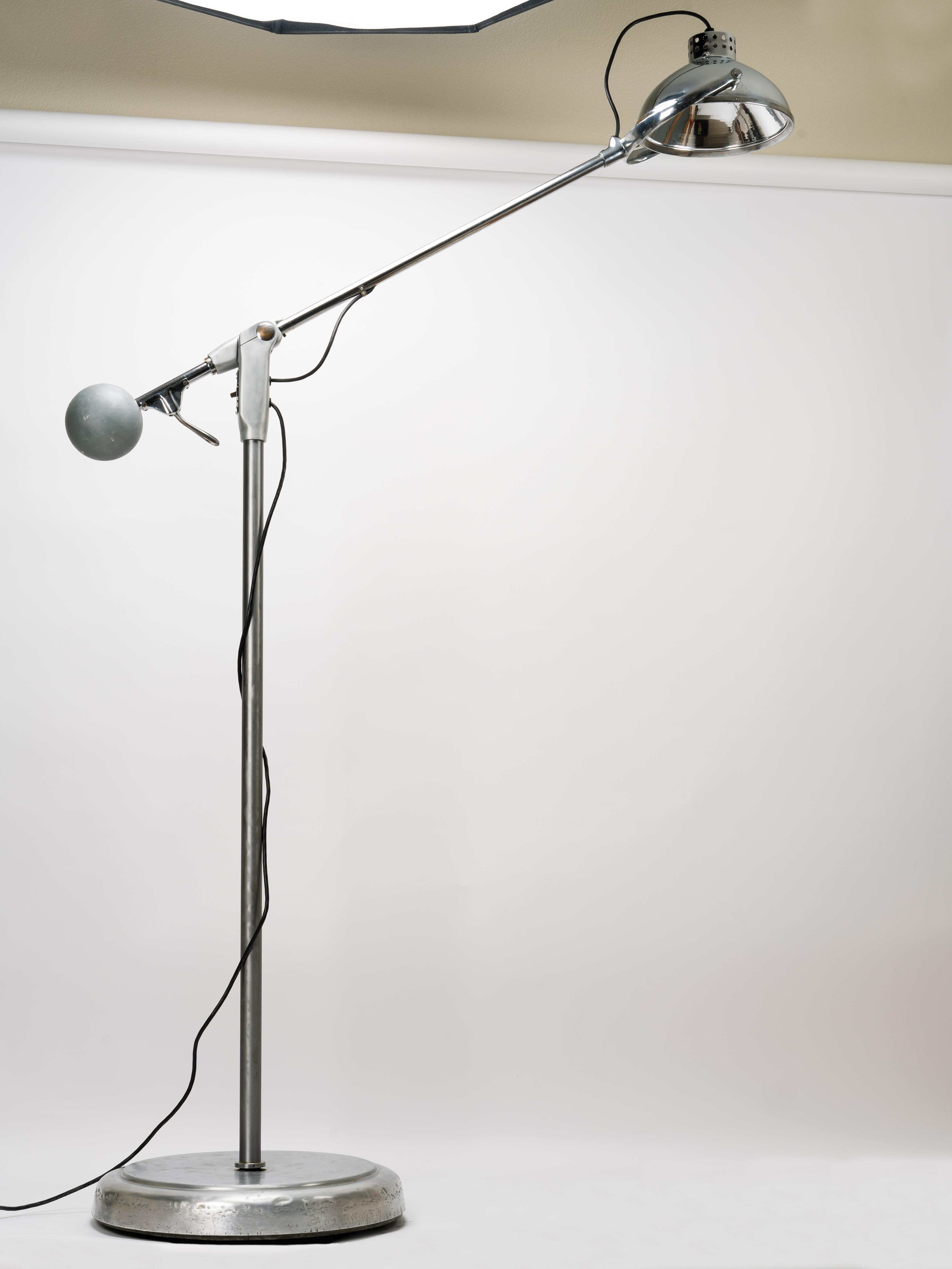 Lampadaire médical articulé chromé Wilmot Castle en vente 4