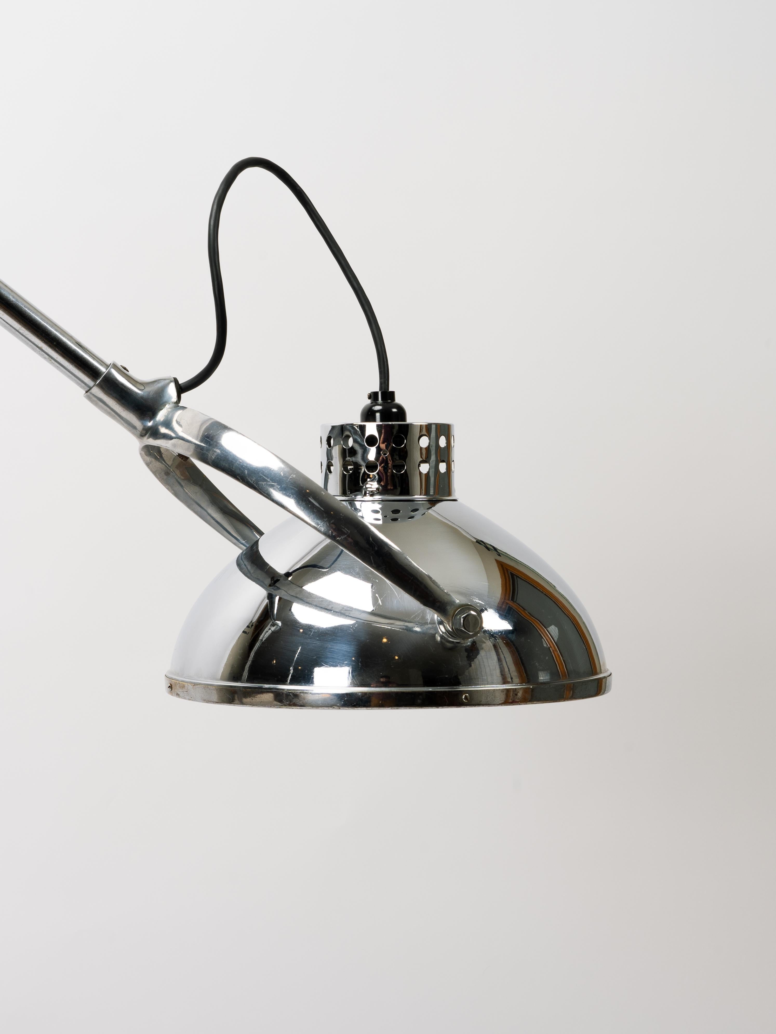 Lampadaire médical articulé chromé Wilmot Castle en vente 5