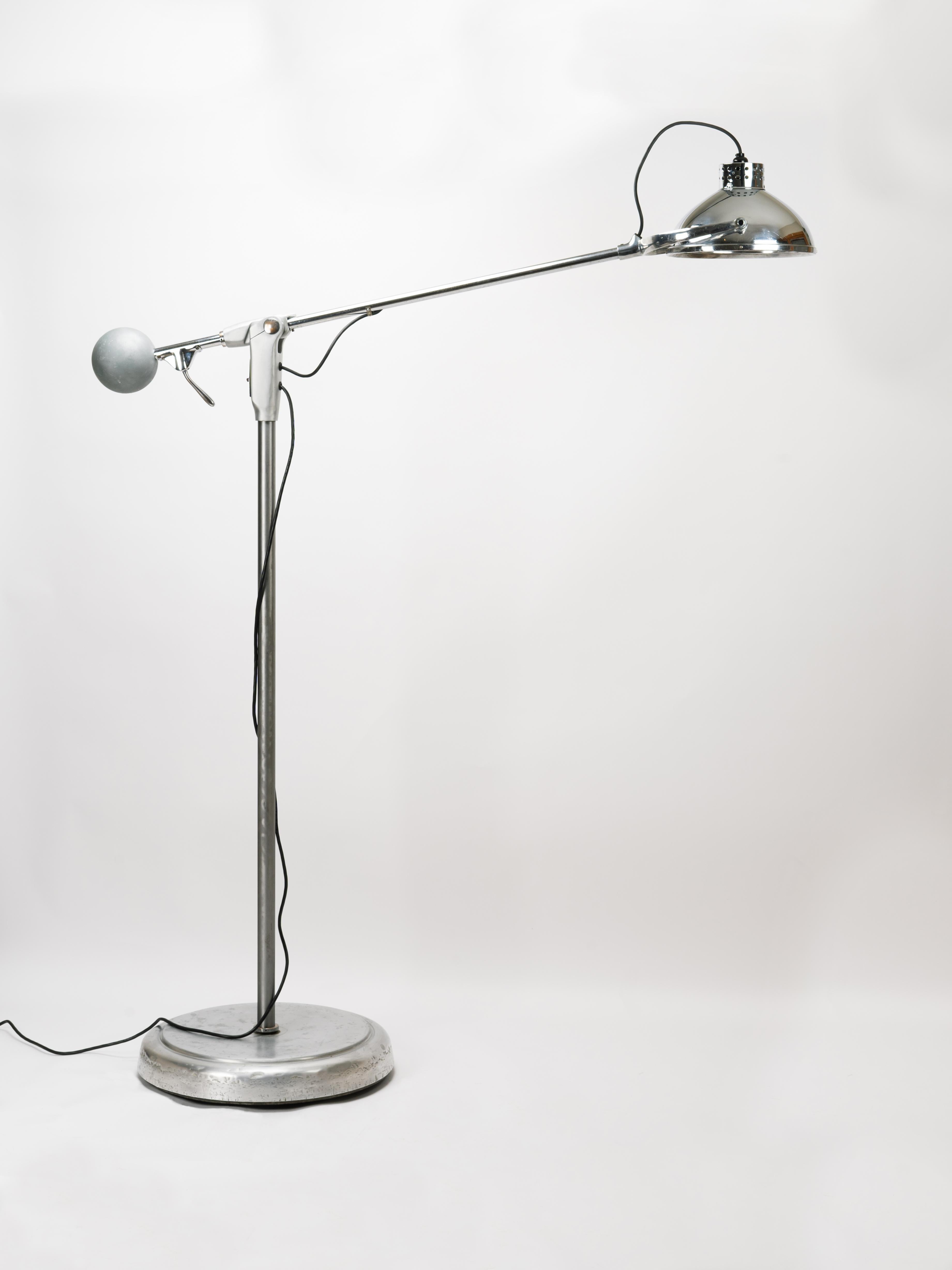 Substantiel lampadaire de l'ère spatiale à l'histoire légèrement macabre. Ce lampadaire a commencé sa vie comme lampe d'opération chirurgicale pour un hôpital. Comprend un contrepoids en plomb lourd qui permet d'incliner la position de l'abat-jour