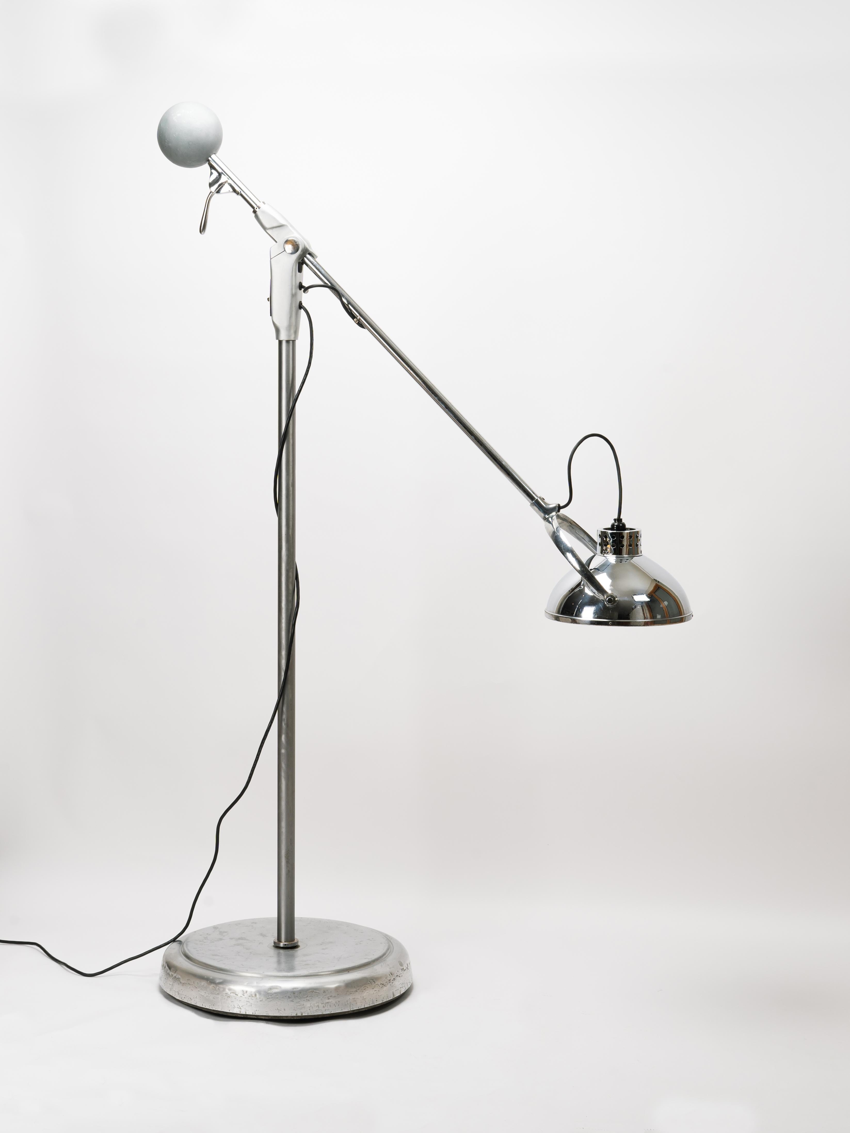Ère spatiale Lampadaire médical articulé chromé Wilmot Castle en vente