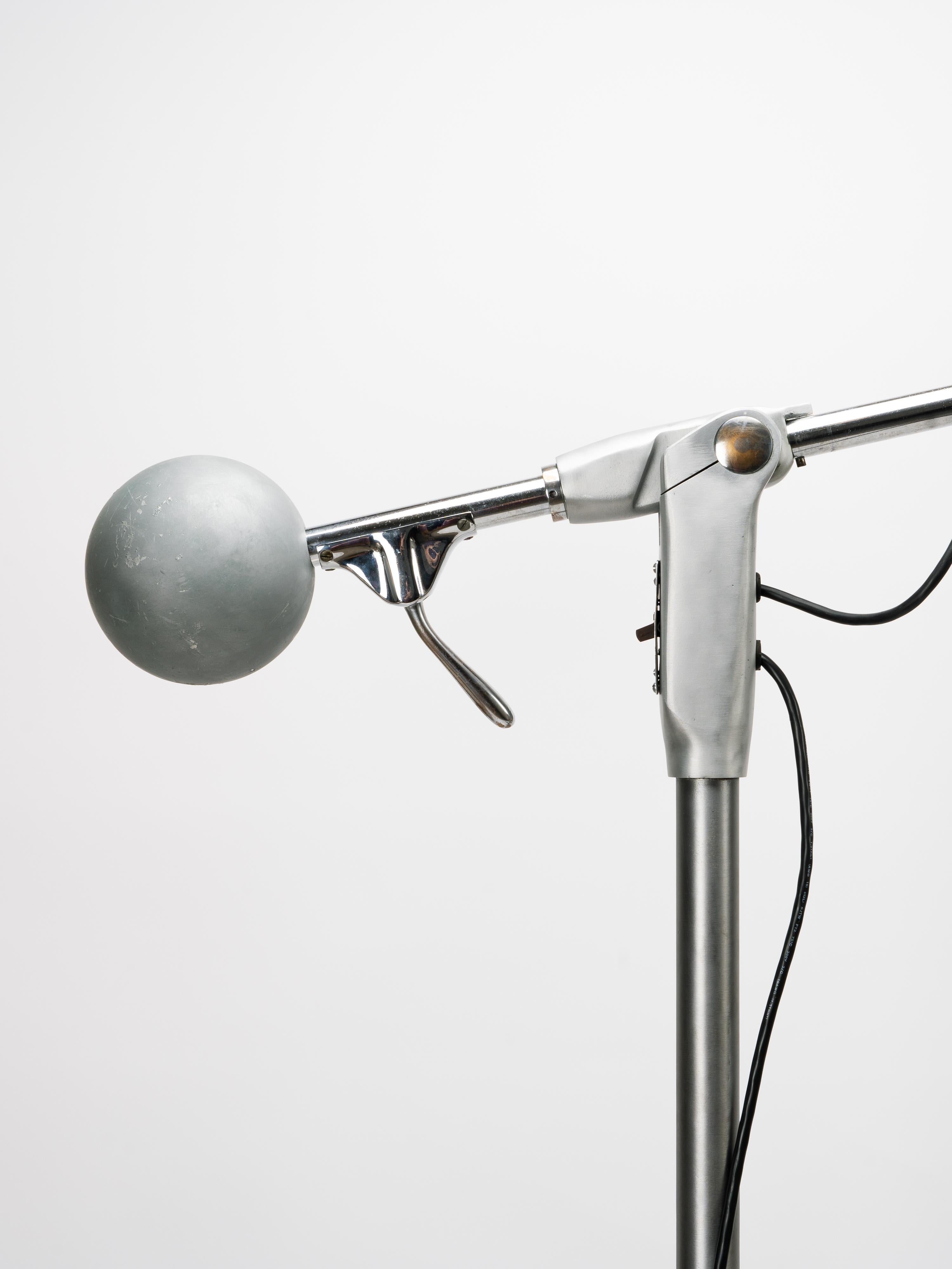 Américain Lampadaire médical articulé chromé Wilmot Castle en vente