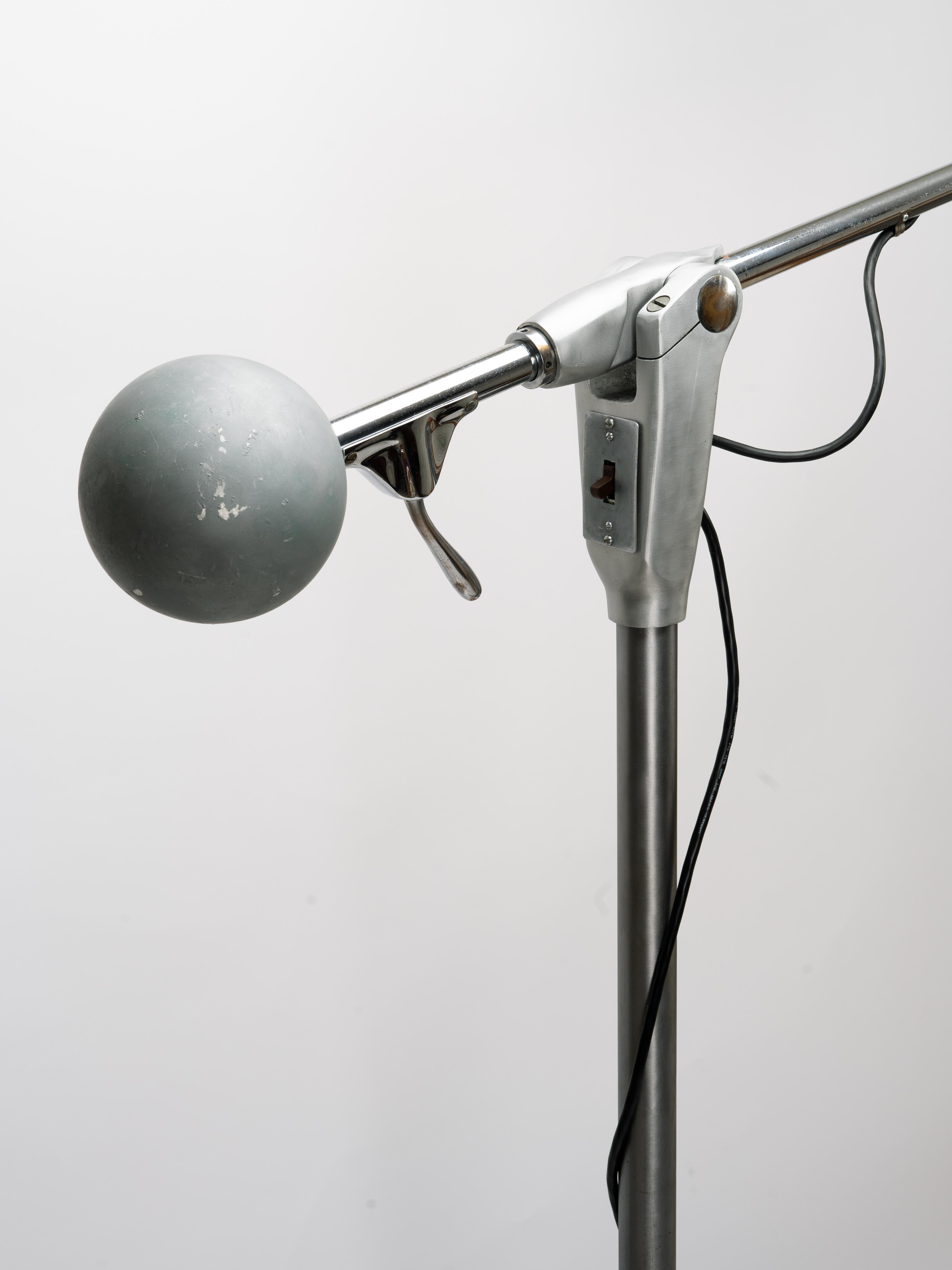 Milieu du XXe siècle Lampadaire médical articulé chromé Wilmot Castle en vente