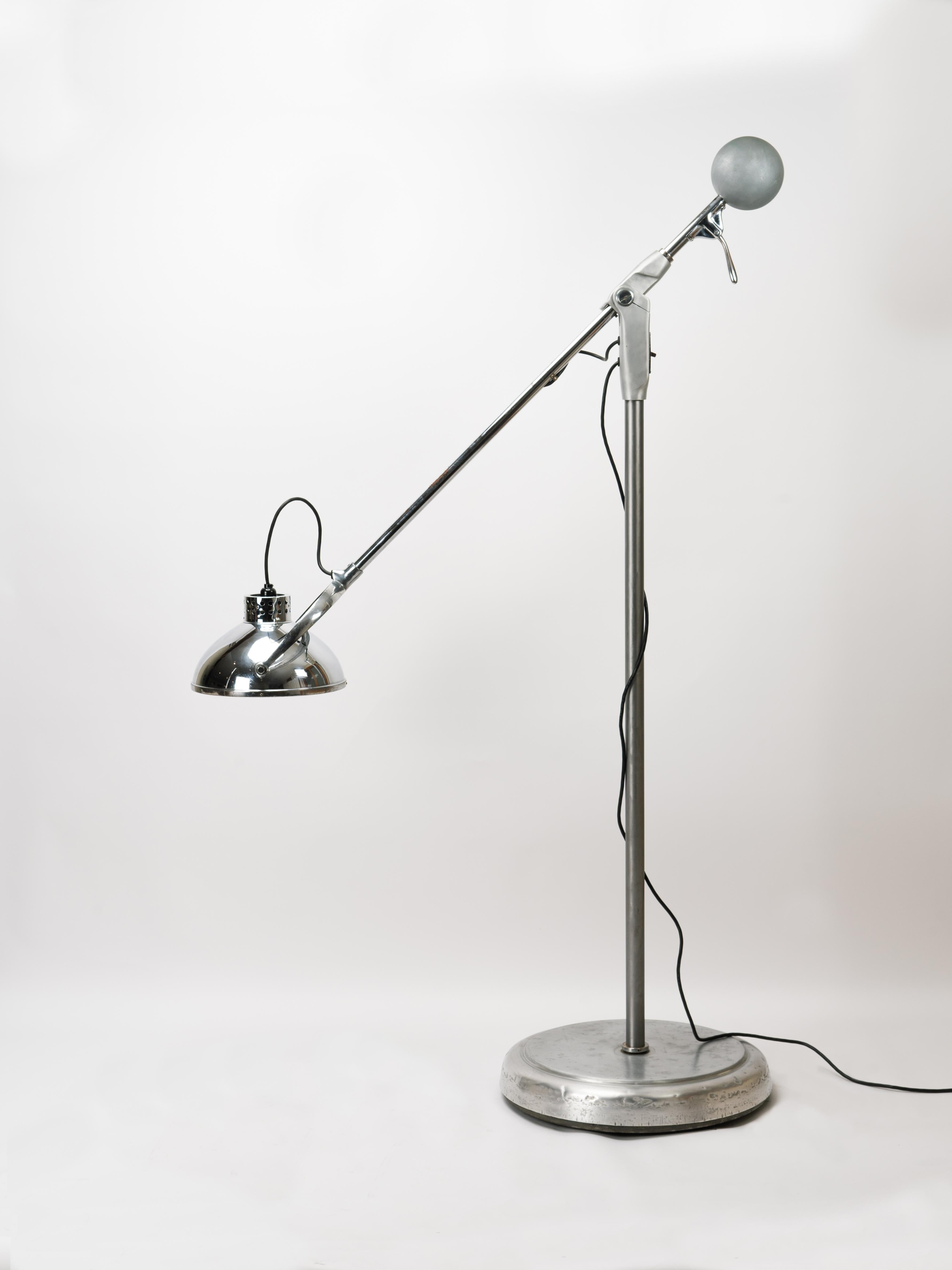 Lampadaire médical articulé chromé Wilmot Castle en vente 1