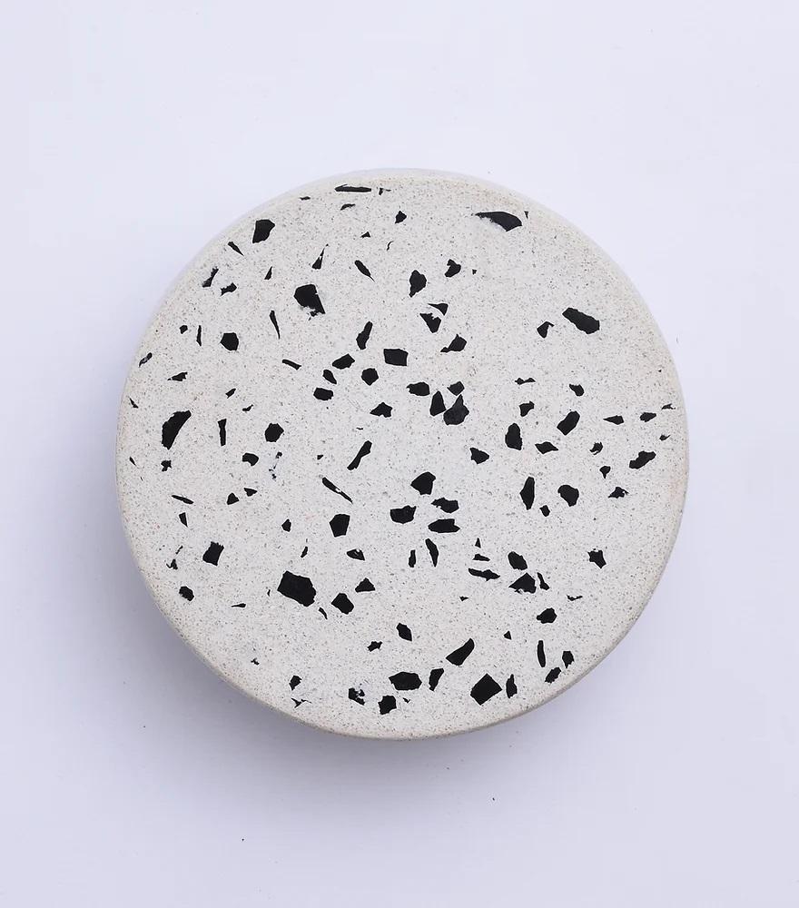 Lampada da parete Wilo Mono di Harshita Jhamtani Designs
Dimensioni: D 6 x L 15 x H 15 cm
Materiali: Pasta di argilla, terrazo, metallo.

Ti presentiamo Wilo Mono, una straordinaria lampada da parete Terrazzo per interni/esterni che incarna l'antica