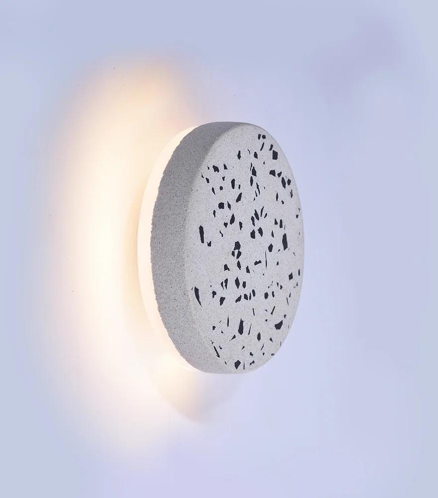 Postmoderno Lampada da parete Wilo Mono di Harshita Jhamtani Designs in vendita