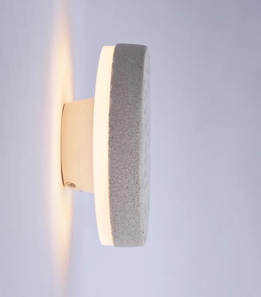 Indiano Lampada da parete Wilo Mono di Harshita Jhamtani Designs in vendita