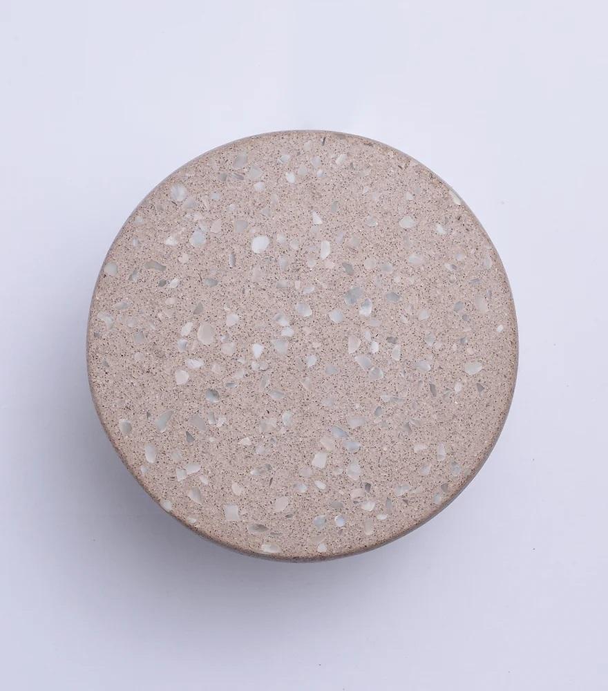 Lámpara de pared Wilo Nude de Harshita Jhamtani Designs
Dimensiones: P 6 x An 15 x Al 15 cm
Materiales: Pasta de arcilla, terrazo, metal.

Te presentamos el Wilo Nude, un impresionante aplique de terrazo para interior/exterior perfecto para añadir