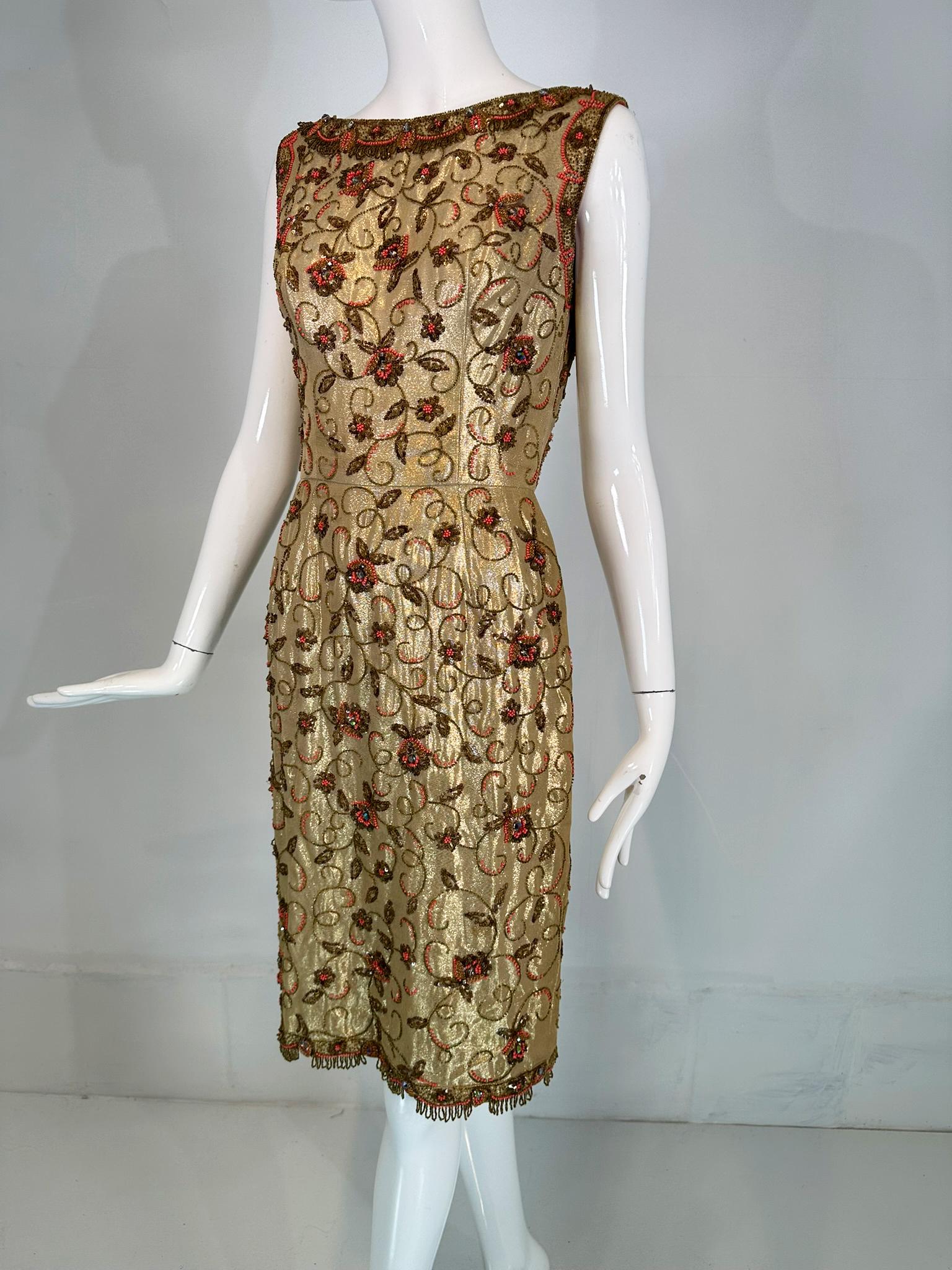 Años 50 Coral y cuentas doradas con lentejuelas doradas, vestido de cóctel con vaina dorada de Wilson Abbott Wilson Folmar.
Es un vestido increíble que ha sobrevivido al paso del tiempo en muy buenas condiciones de uso. El vestido de cuello redondo