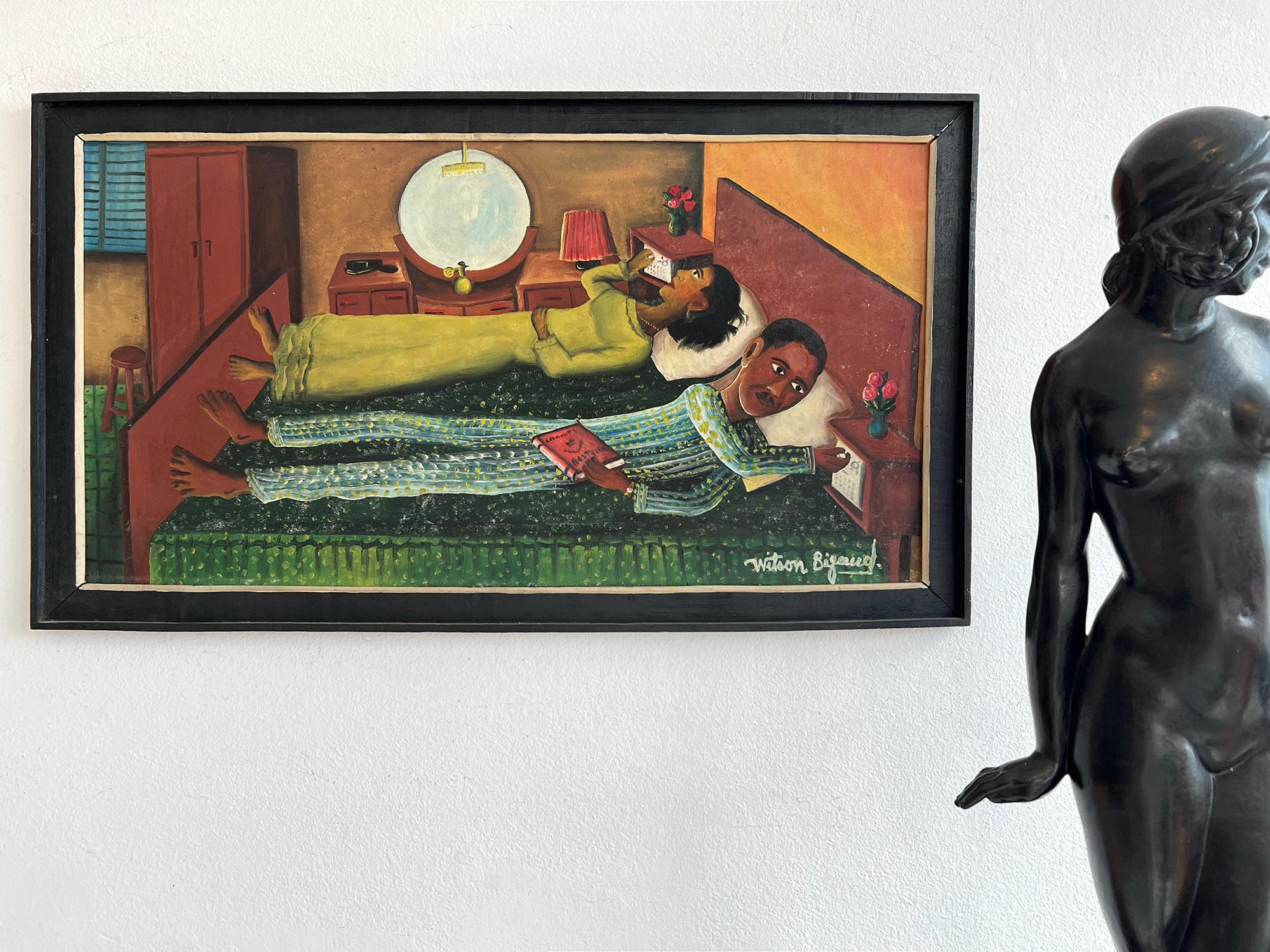 Deux paires de lits haïtiens réglant simultanément leurs radios, surréalisme - Surréalisme Painting par Wilson Bigaud