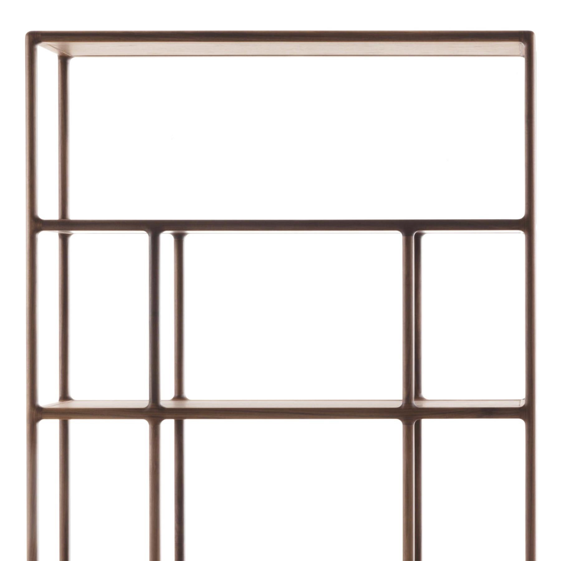 Bookcase Wilson with structure in solid walnut
 in natural walnut wood finish. Shelves top are
in natural walnut wood finish. With adjustable
solid brass feet.