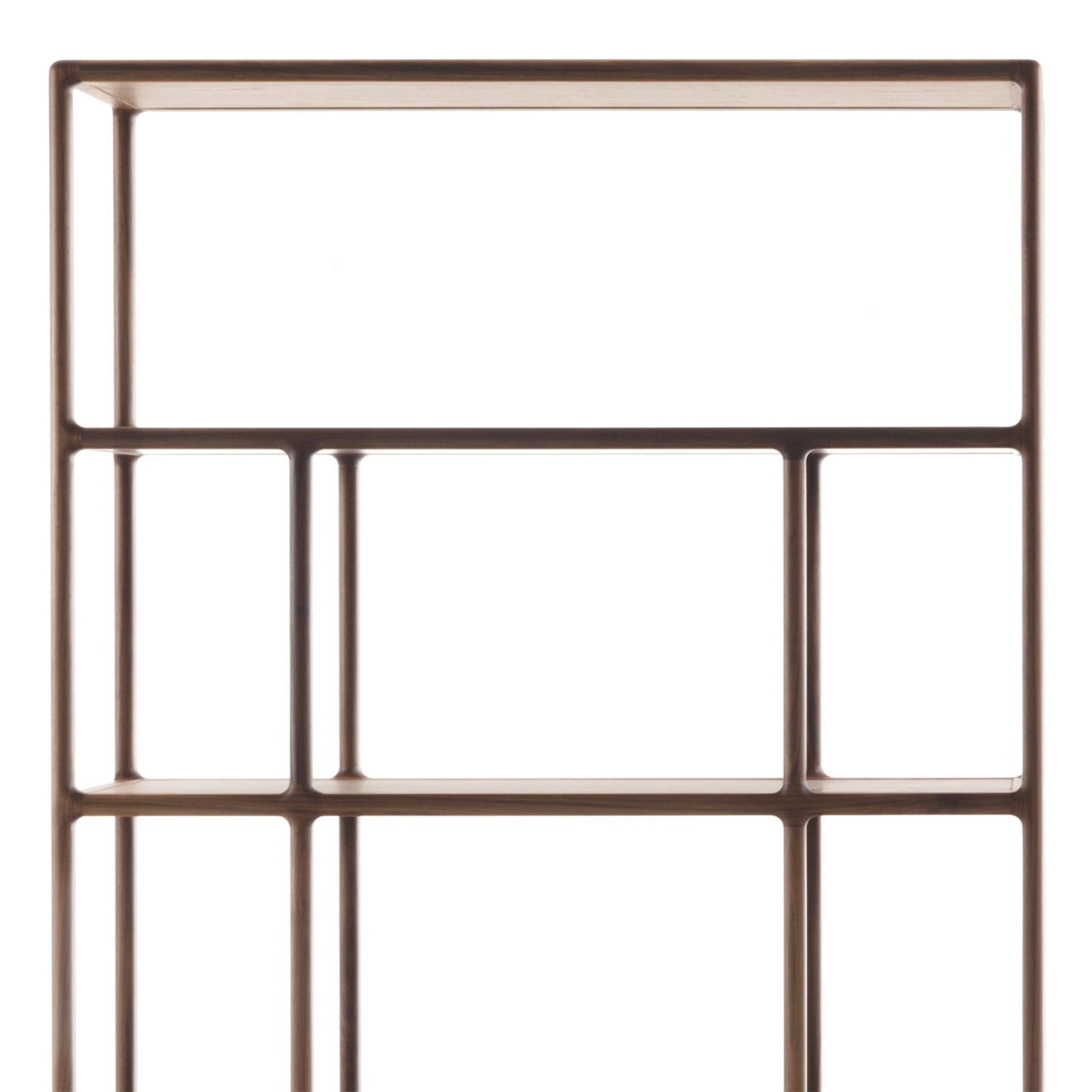 Libreria Wilson con struttura in noce massiccio
 con finitura in legno di noce naturale. I ripiani superiori sono
con finitura in legno di noce naturale. Con sistema di regolazione
Piedi in ottone massiccio.