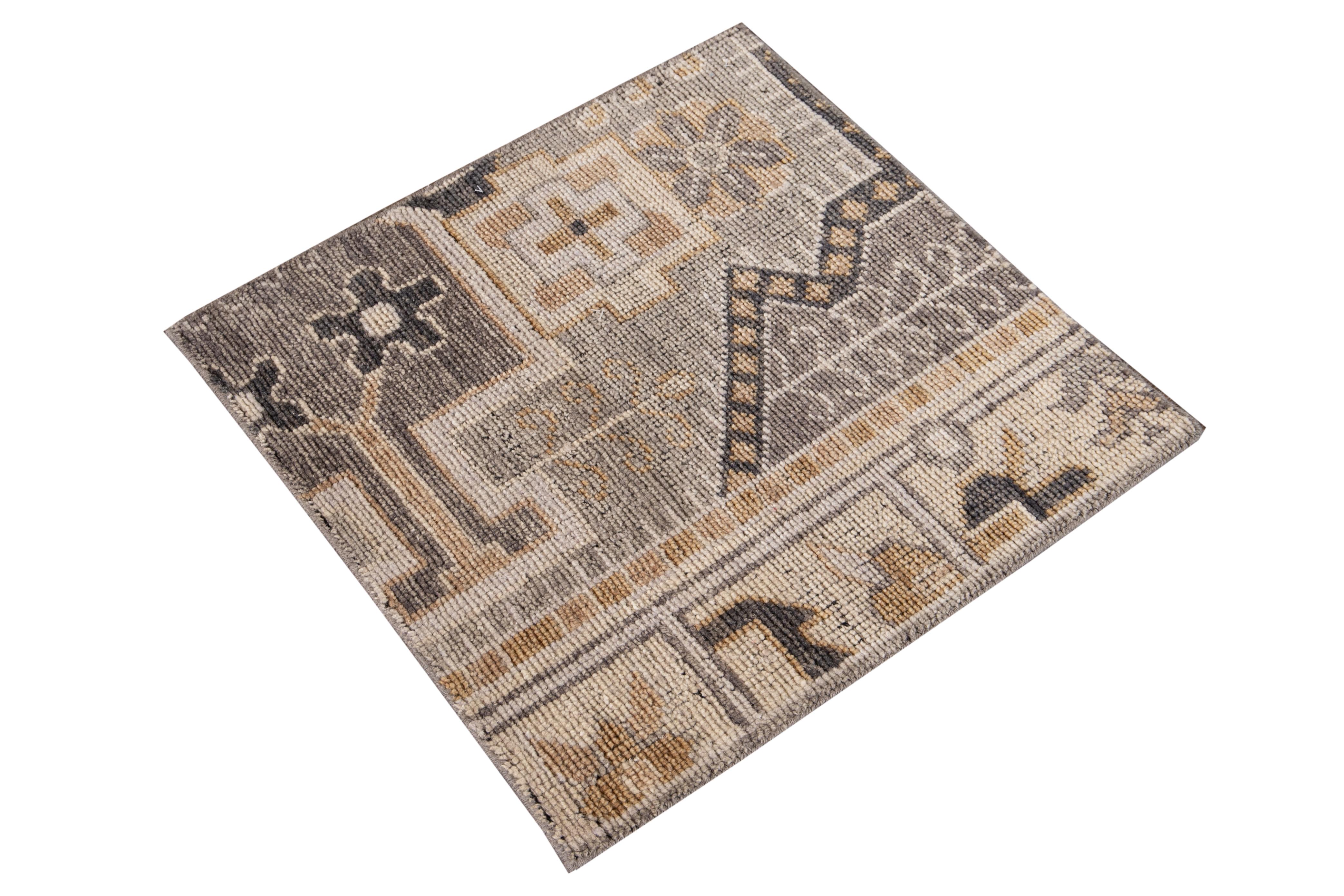 Handgeknüpfter Teppich aus 100% Wolle nach Maß. Kundenspezifische Größen und Farben auf Bestellung.

Collection'S: Wilton
MATERIAL: Wolle
Vorlaufzeit: Ca. 12-15 Wochen je nach Größe
Verfügbare Farben: Wie abgebildet.

Der angegebene Preis